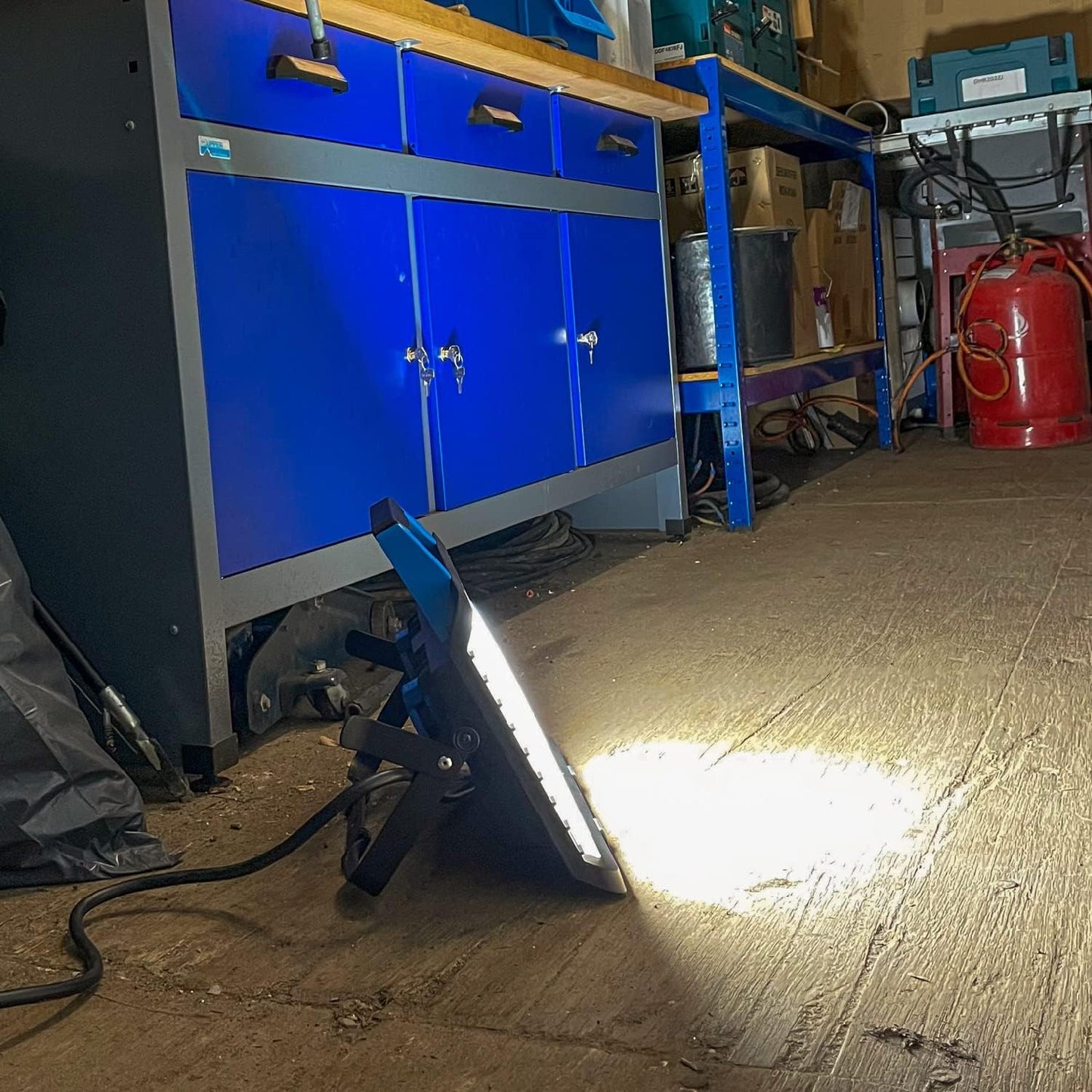LED-Arbeitsleuchte mit Steckdose, 80 Watt