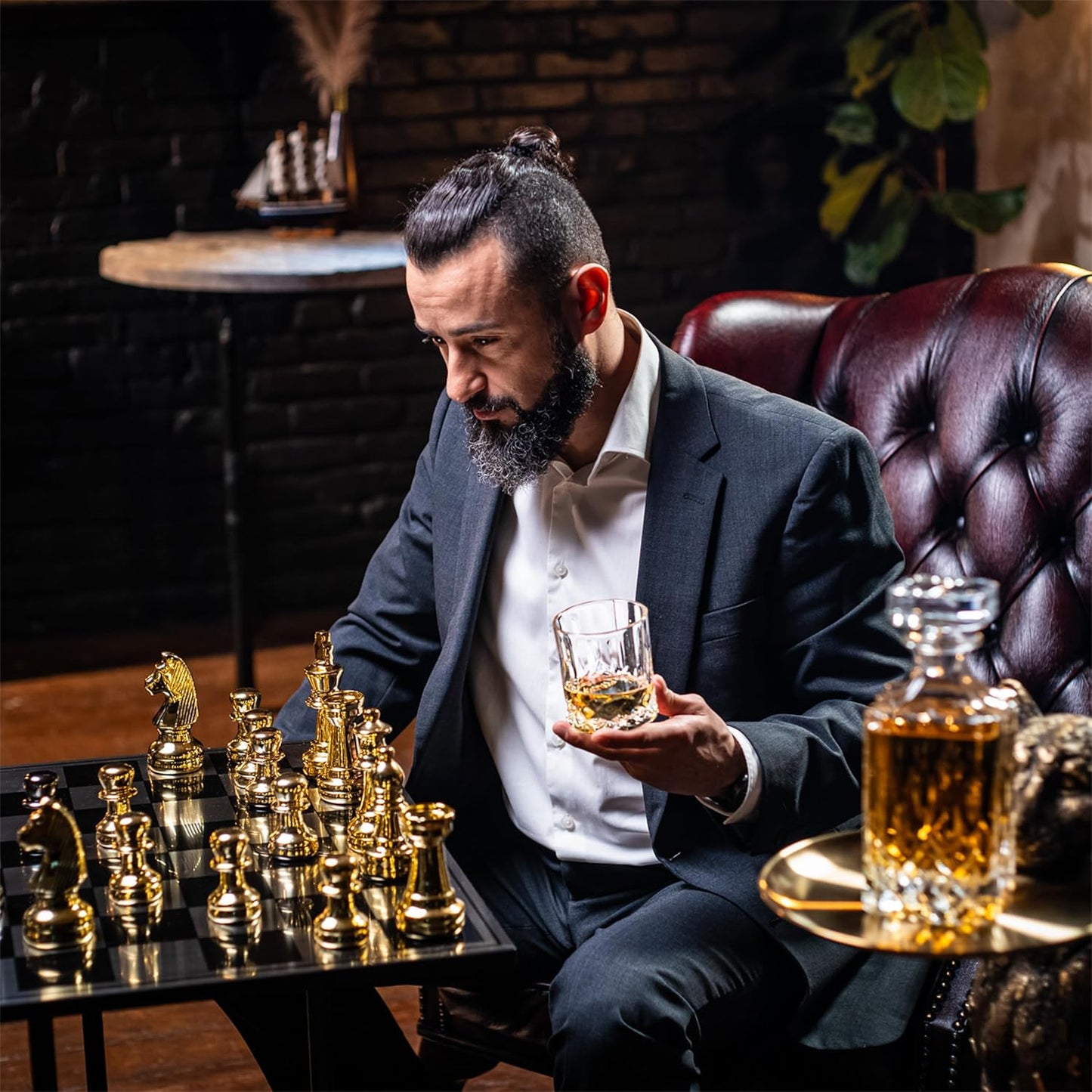 Whiskey Karaffe Geschenkset mit Gläser & Steinen, 4 Gläser