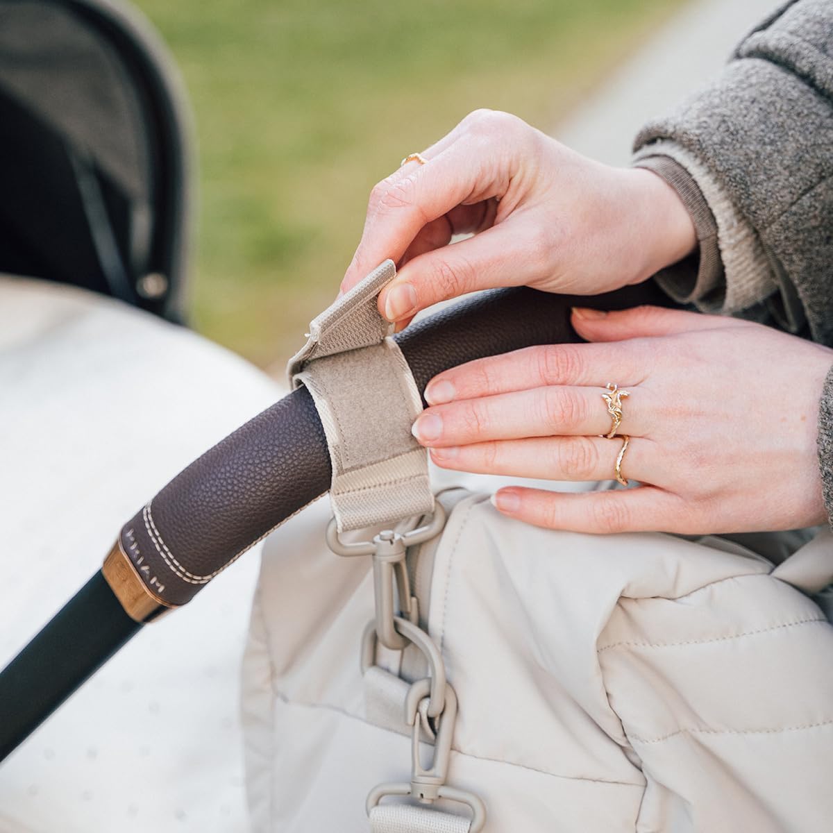 Wickeltasche mit Wickelunterlage & Kinderwagen-Haken, Sand