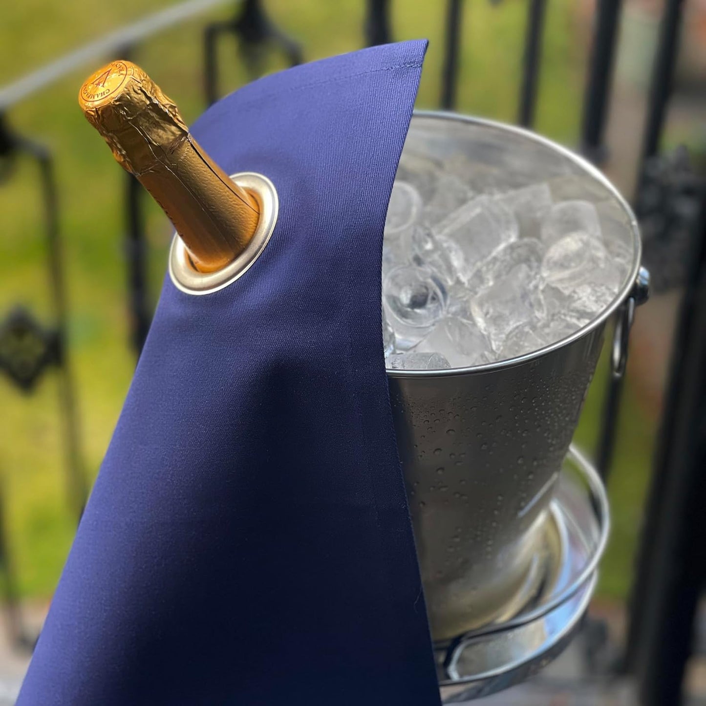 Flaschentuch mit Metallring für Eiskübel (42 cm), Königsblau mit Silbernem Metallring 1 Stück