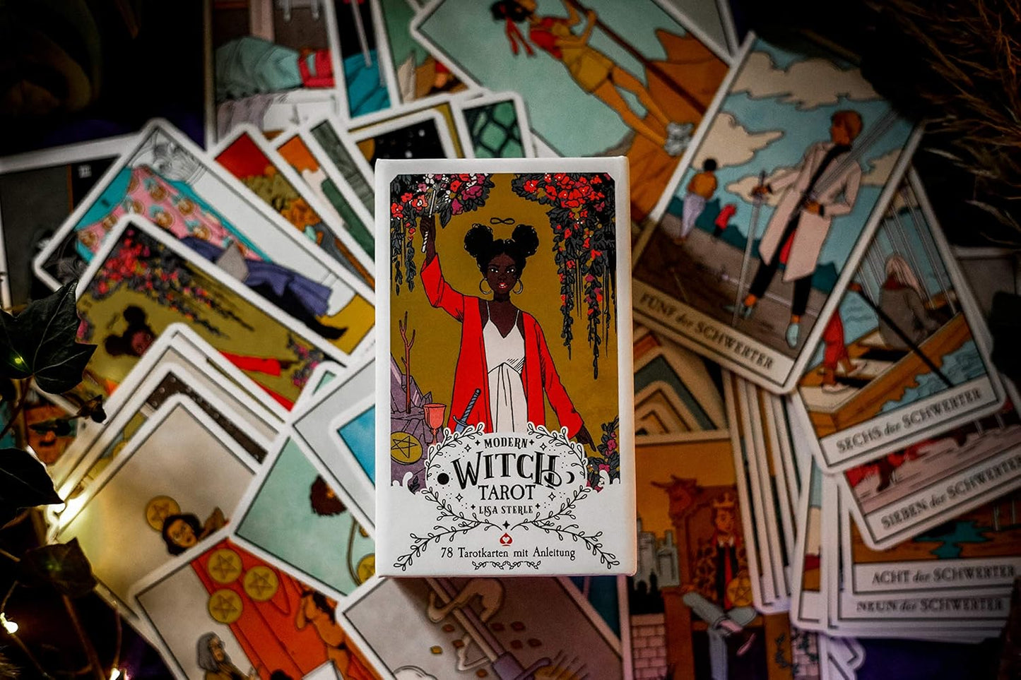 Modern Witch Tarot, Gebundenes Buch