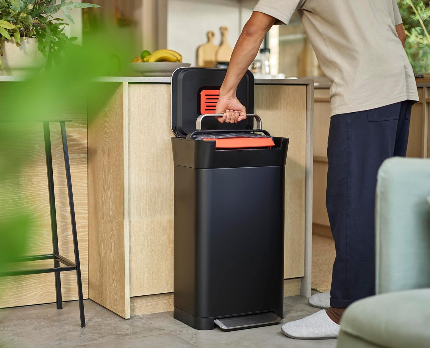 Titan Küchenabfalleimer mit Pressvorrichtung, 30L Schwarz