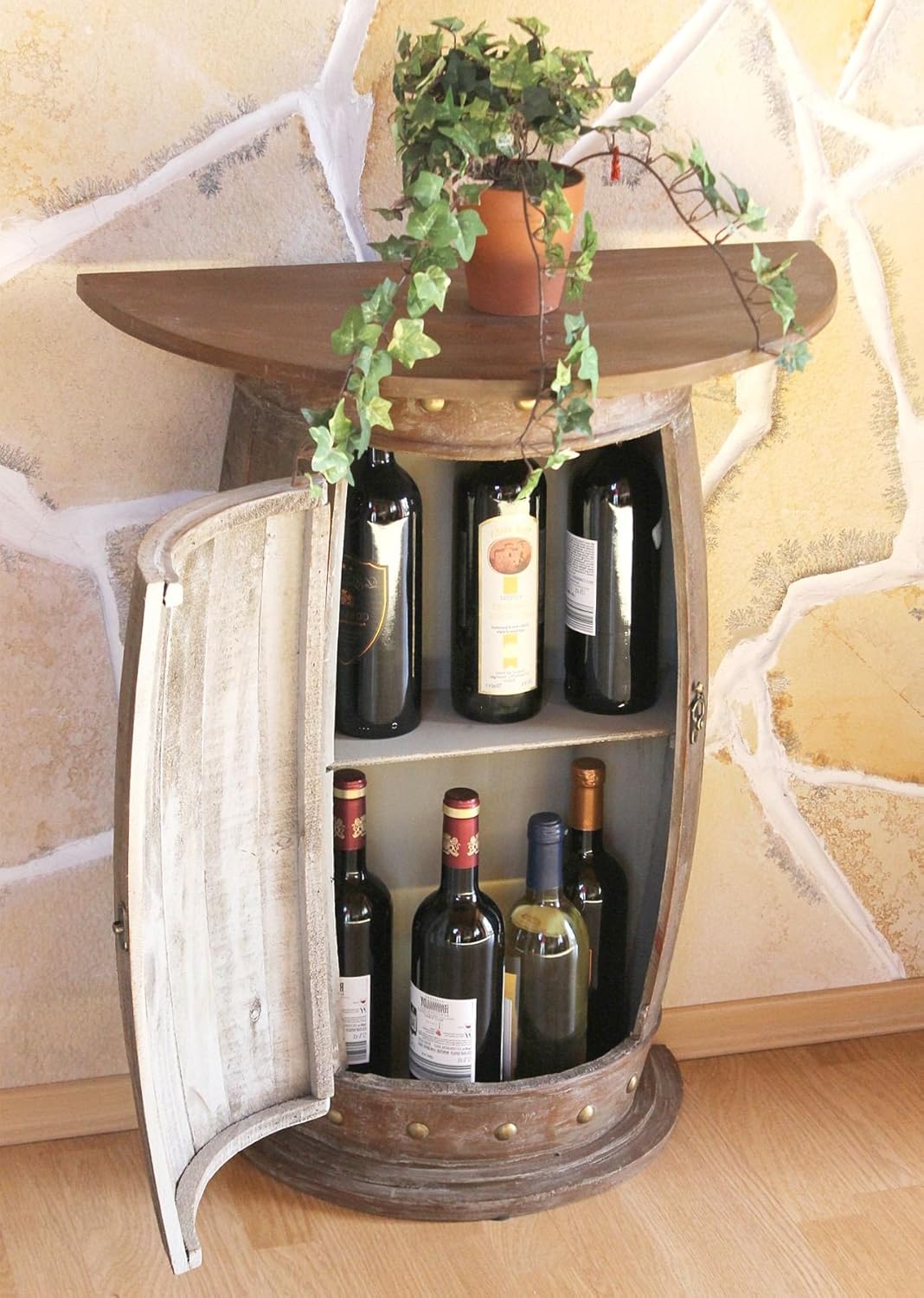 Halbrundes Weinfass mit Weinregal