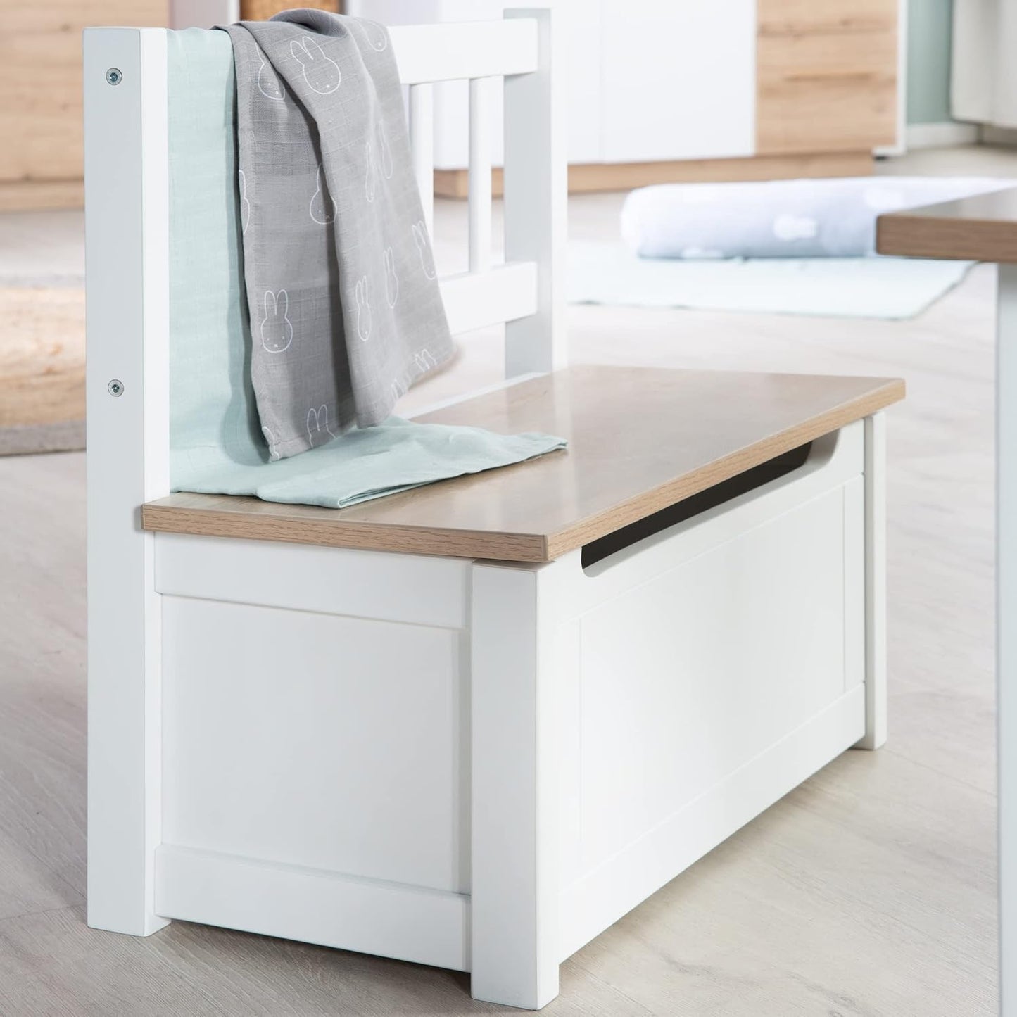 Kindertruhenbank Woody, Weiss