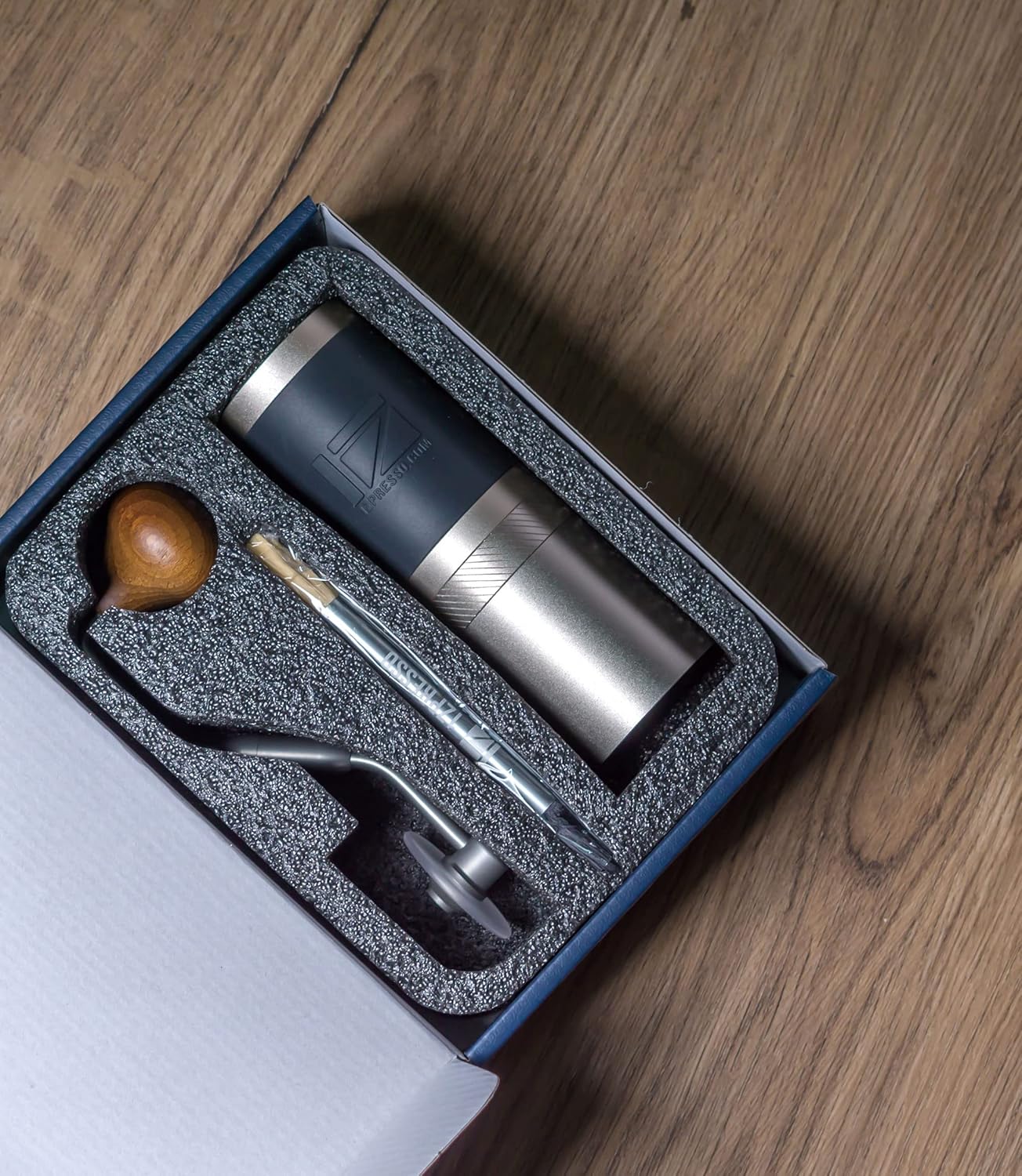 Hand-Kaffeemühle, J