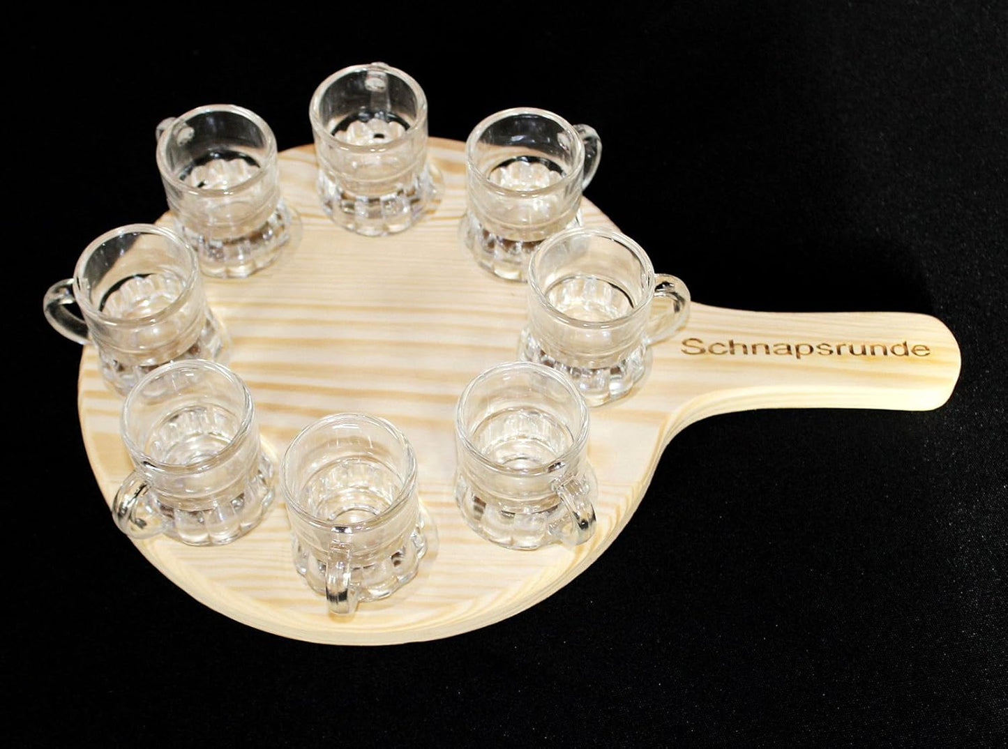 Schnapsrunde mit 8 Gläsern