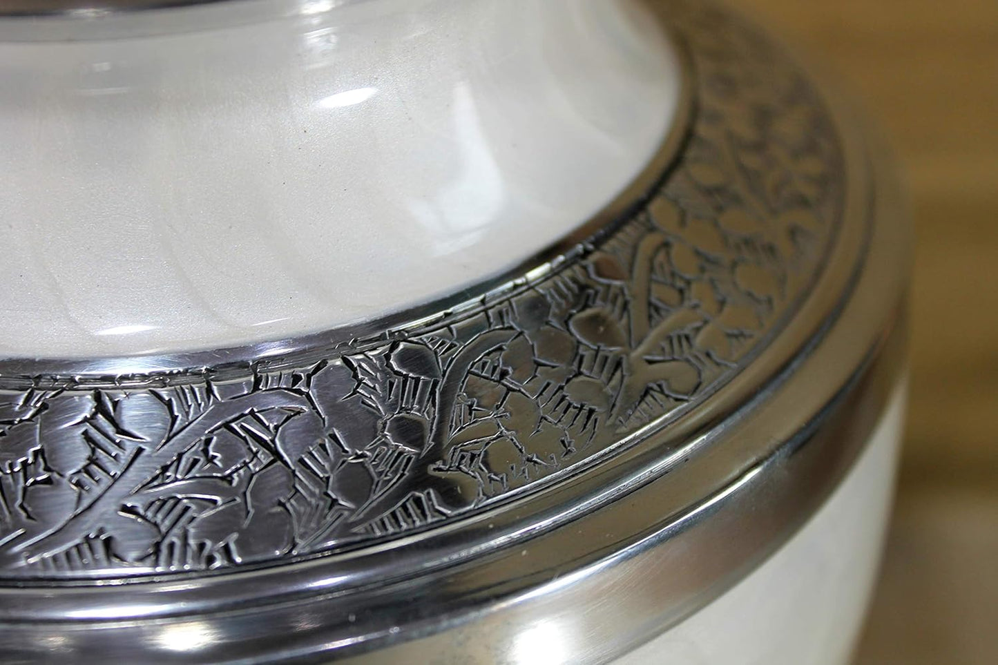 Metall-Urne mit Meenakari Design, Elfenbein
