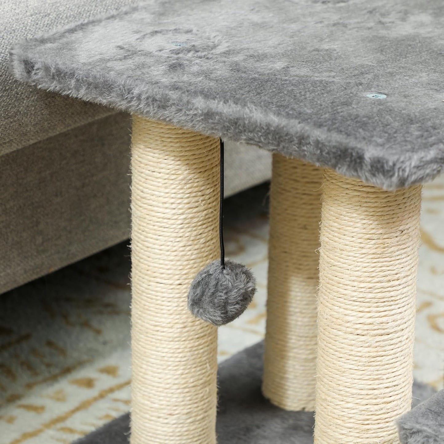 Katzenbaum mit Spielball