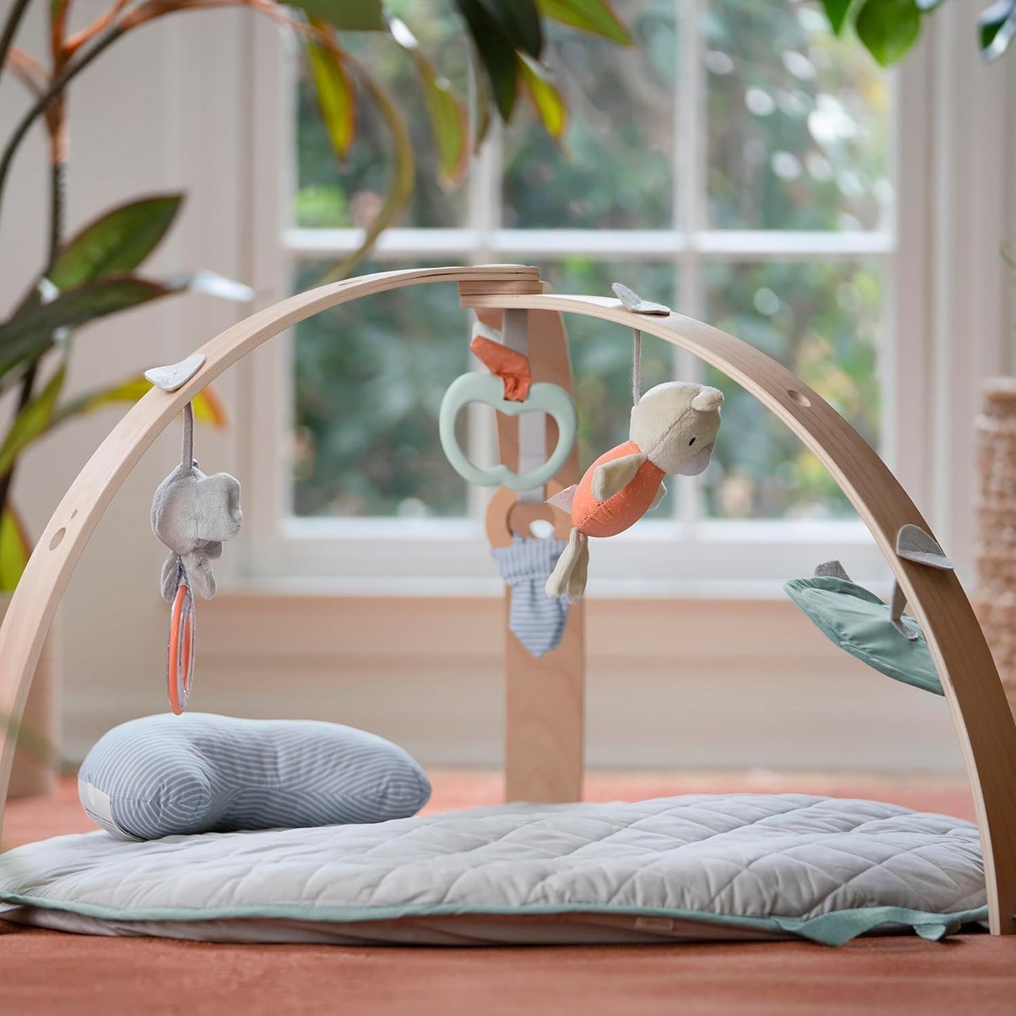 Cozy Spot Loamy Spielmatte mit Spielbogen und Spielzeugen, Loamy