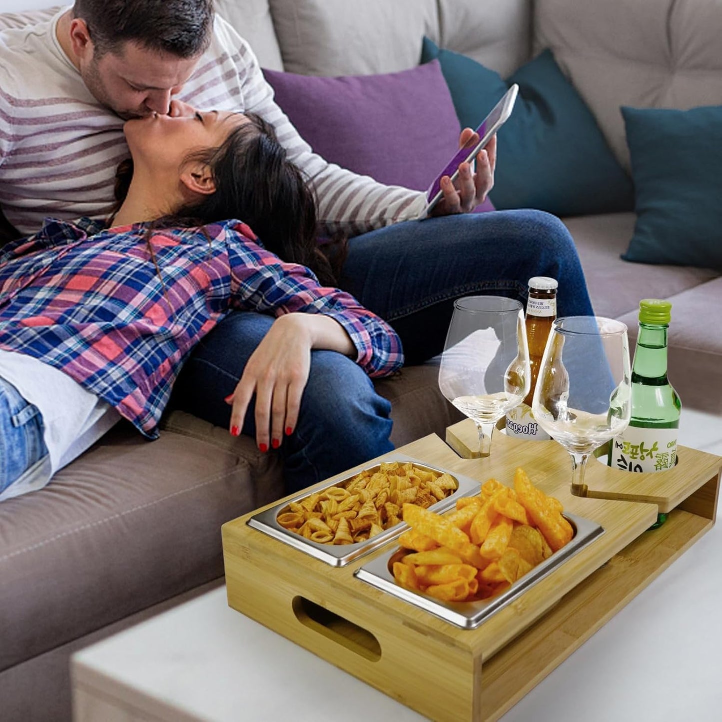 Couchbar mit Weinglashalter und Snackschalen