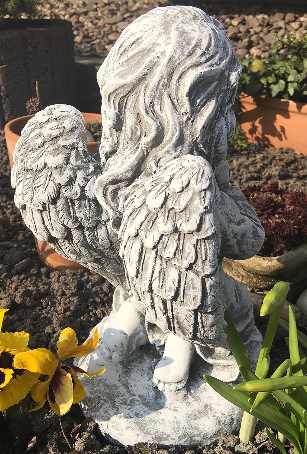 Steinfigur knieender Engel