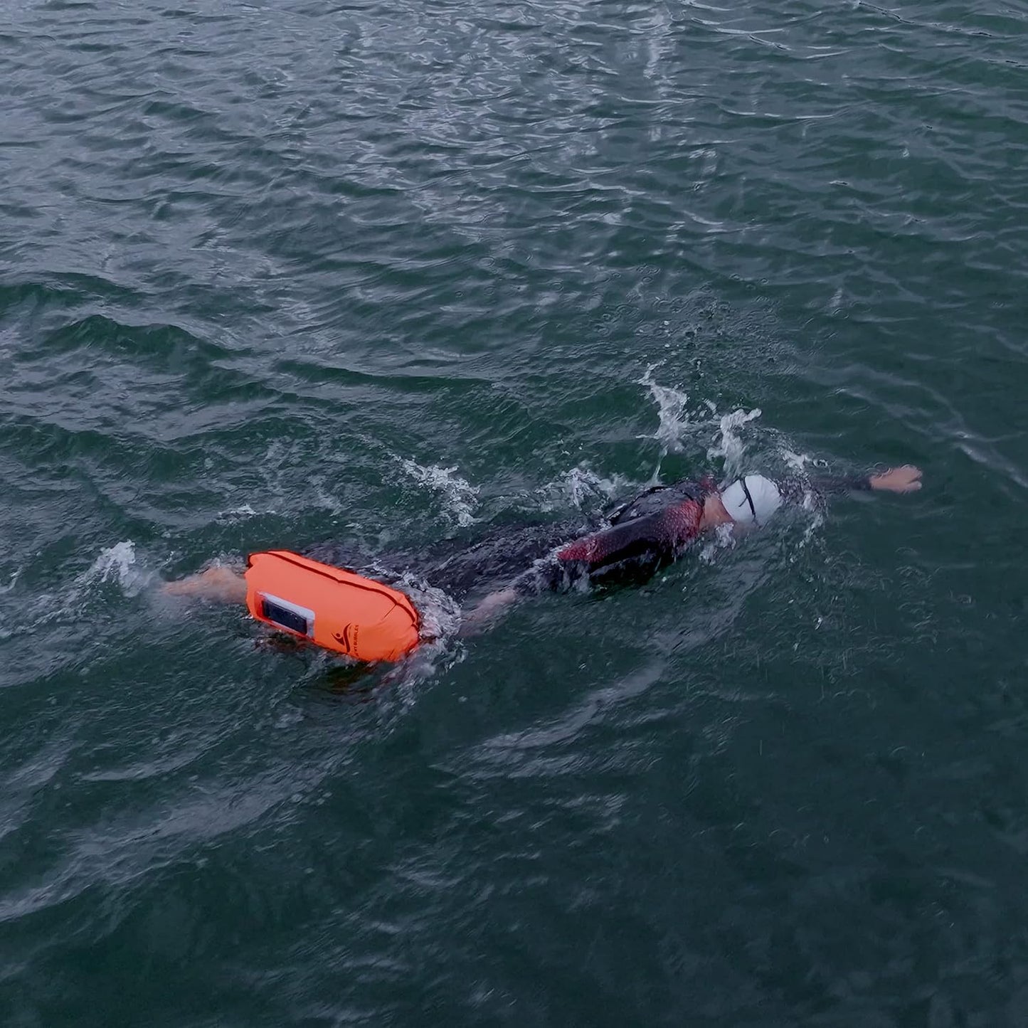 Schwimmboje mit Trockenbeutel und Notfallpfeife