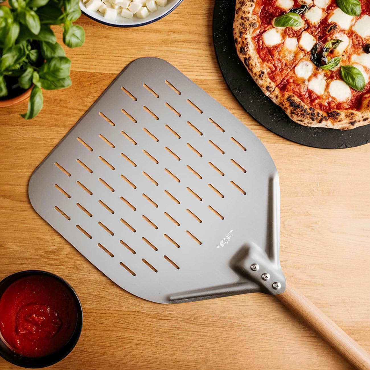 Perforierter Pizzaschieber mit Holzgriff