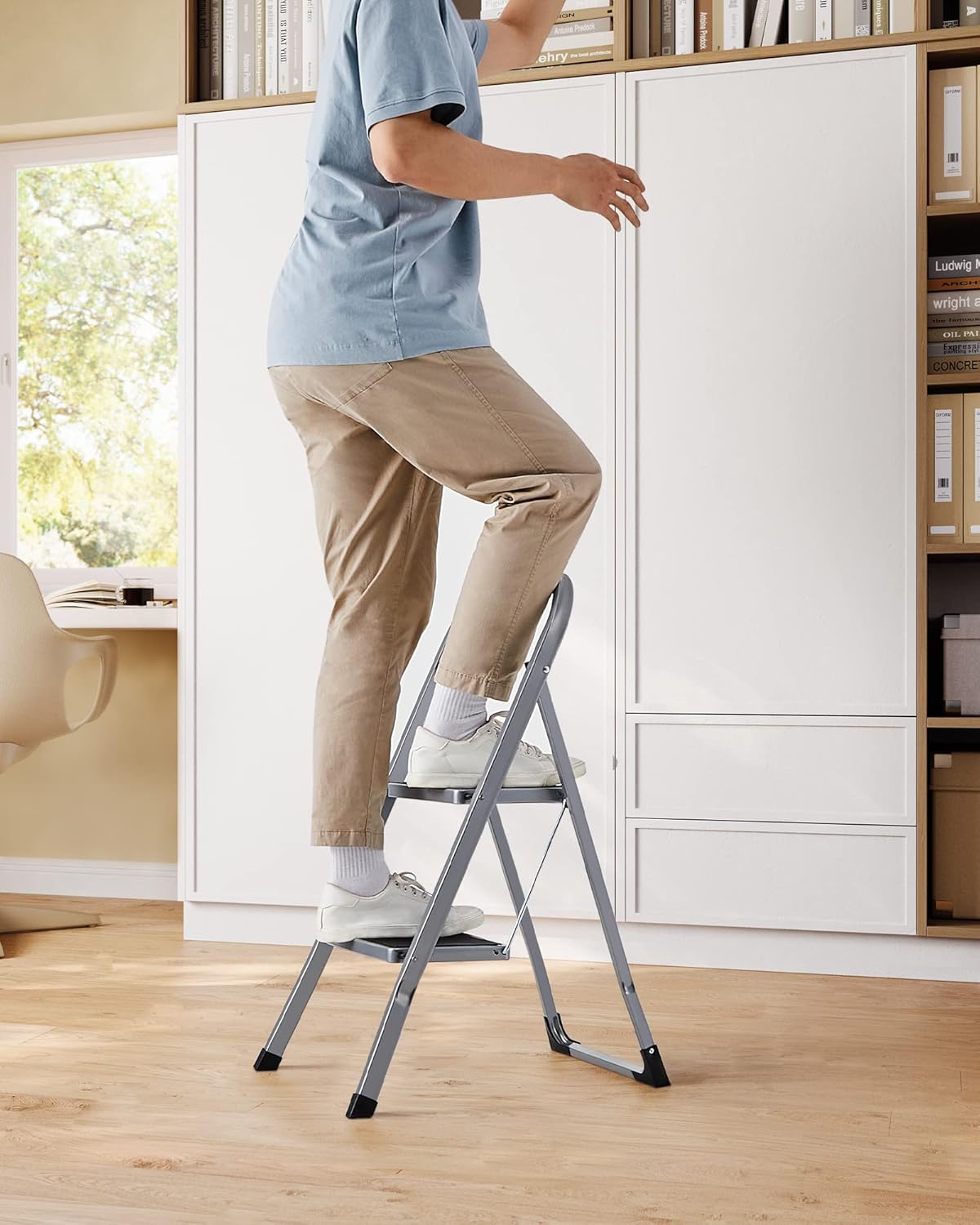 Trittleiter mit 2 Stufen, klappbar bis 150 kg, 2 Stufen (55T x 45,5B x 82H cm), Taubengrau