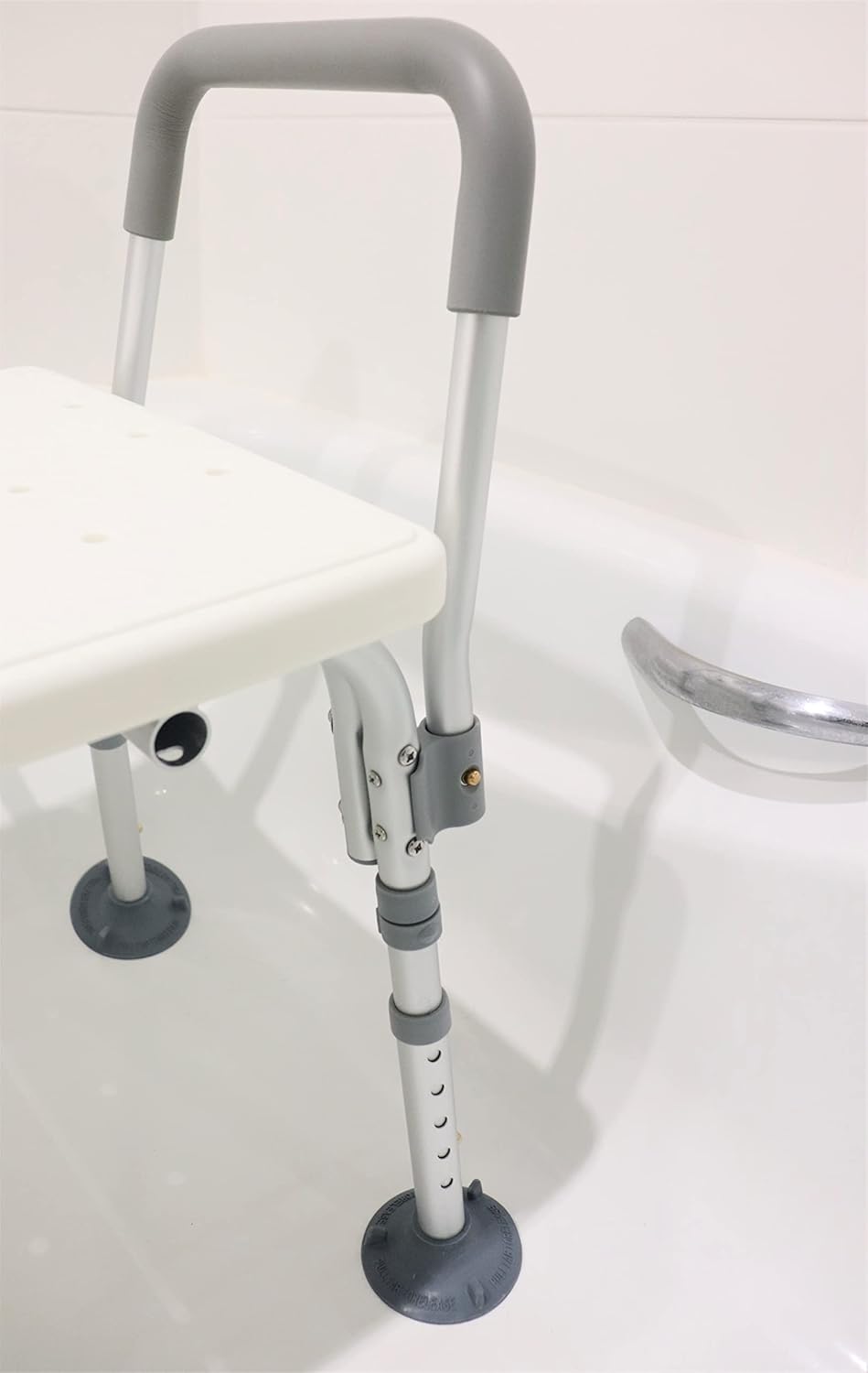 Höhenverstellbarer Badewannensitz mit gepolsterten Armlehnen