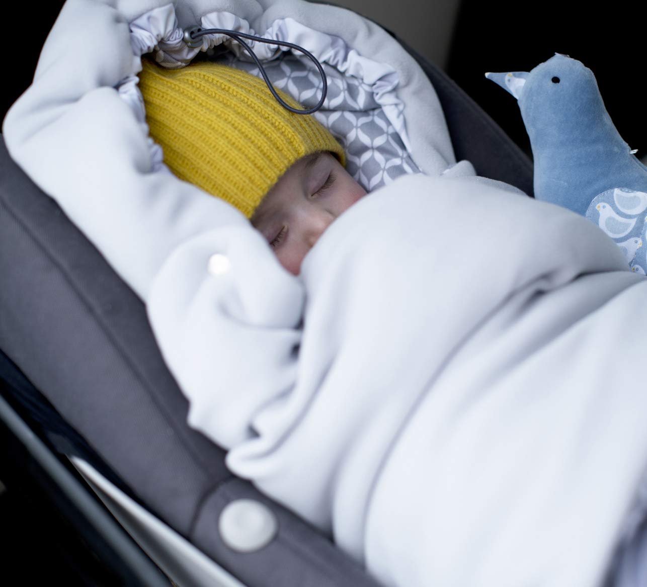 Baby-Einschlagdecke für Babyschale und Kinderwagen, Kleckse Apricot ca. 78×40 cm – in geschlossenem Zustand