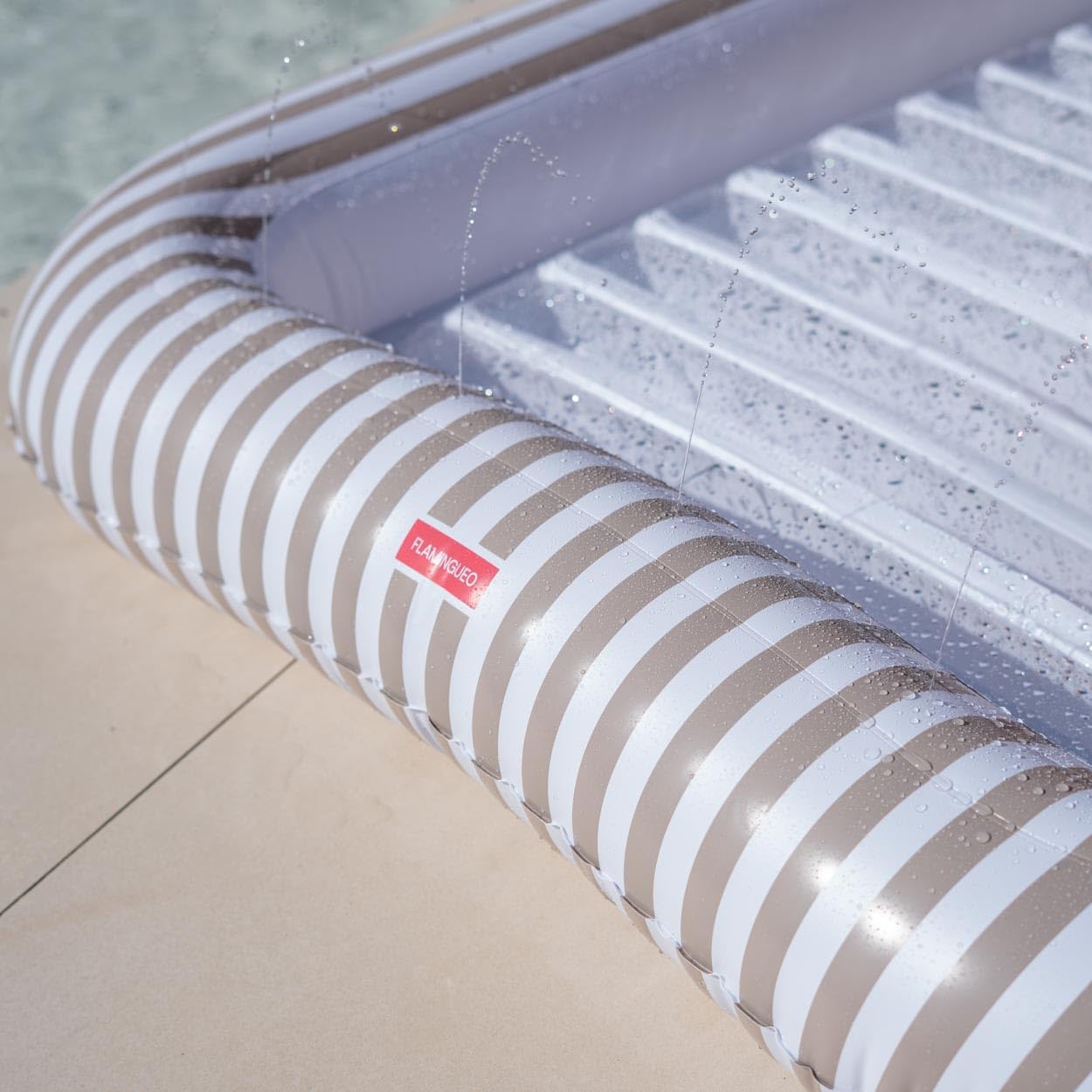 Luftmatratze mit Getränkehalter & Sprinkler, Beige