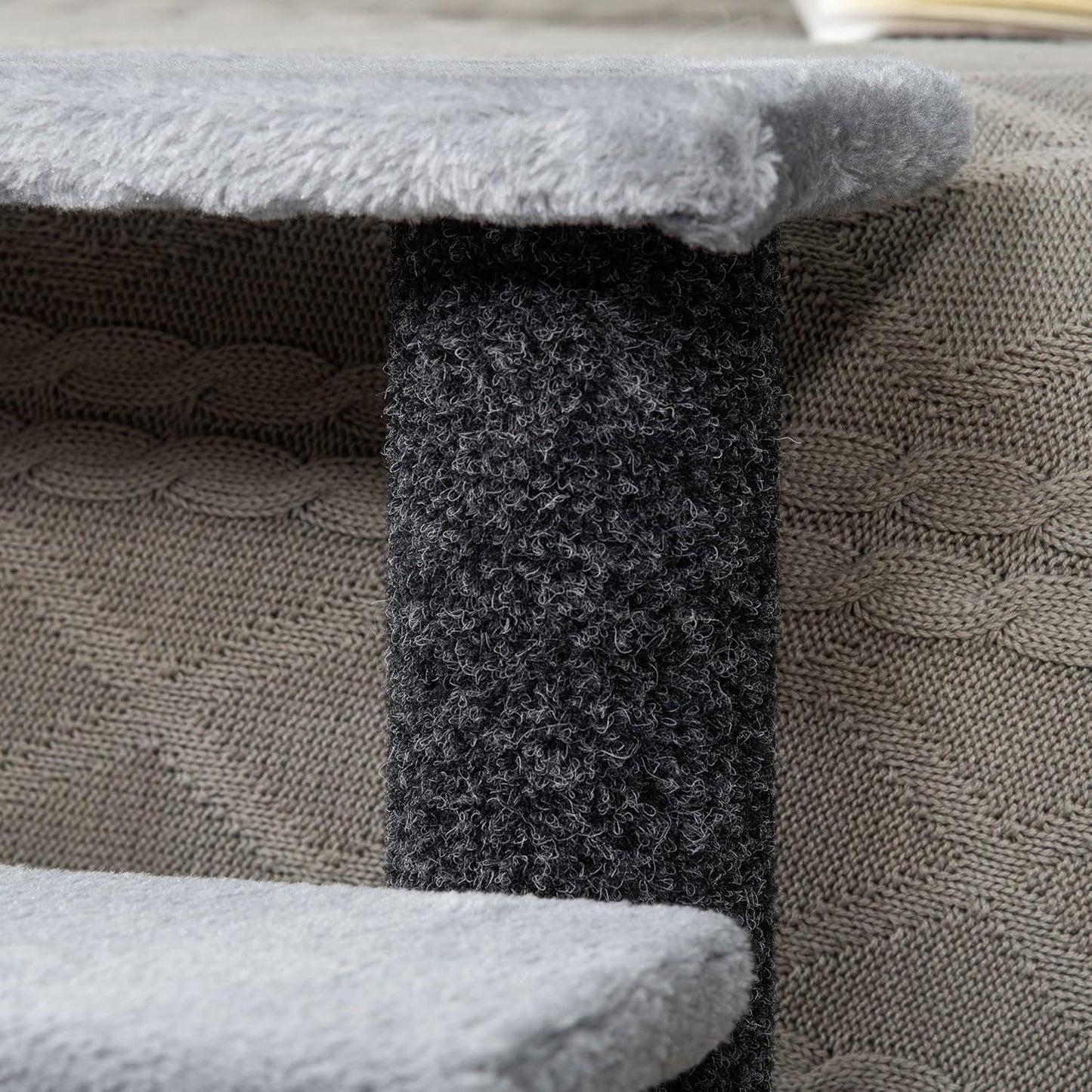 Katzentreppe mit Kratzsäulen und Spielball, 60L x 40B x 64H cm