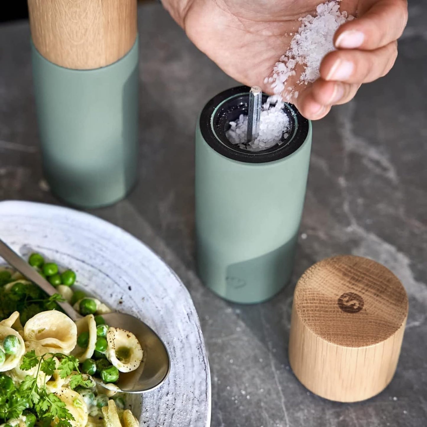 Salz & Pfeffermühlen-Set aus Holz & Beton, Mint