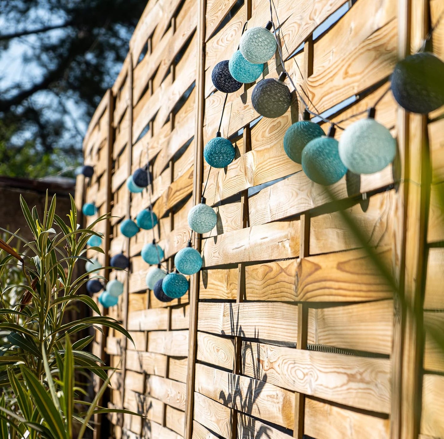 Aussengirlande mit Lichtkugeln, Höhe ; 16 Kugeln