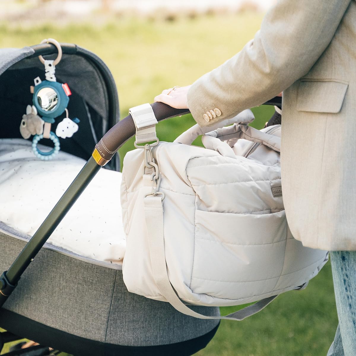 Wickeltasche mit Wickelunterlage & Kinderwagen-Haken, Sand