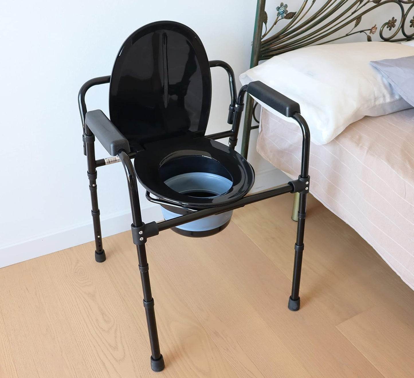Höhenverstellbarer Toilettenstuhl mit Eimer, Schwarz