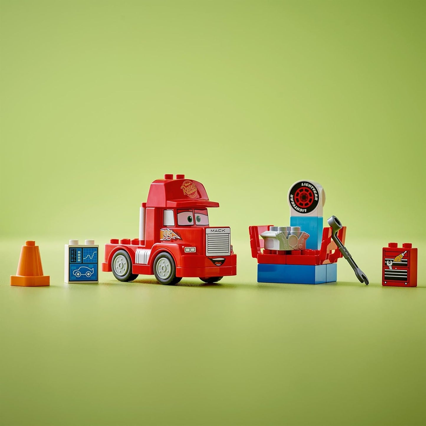 Duplo Cars Mack Truck beim Rennen