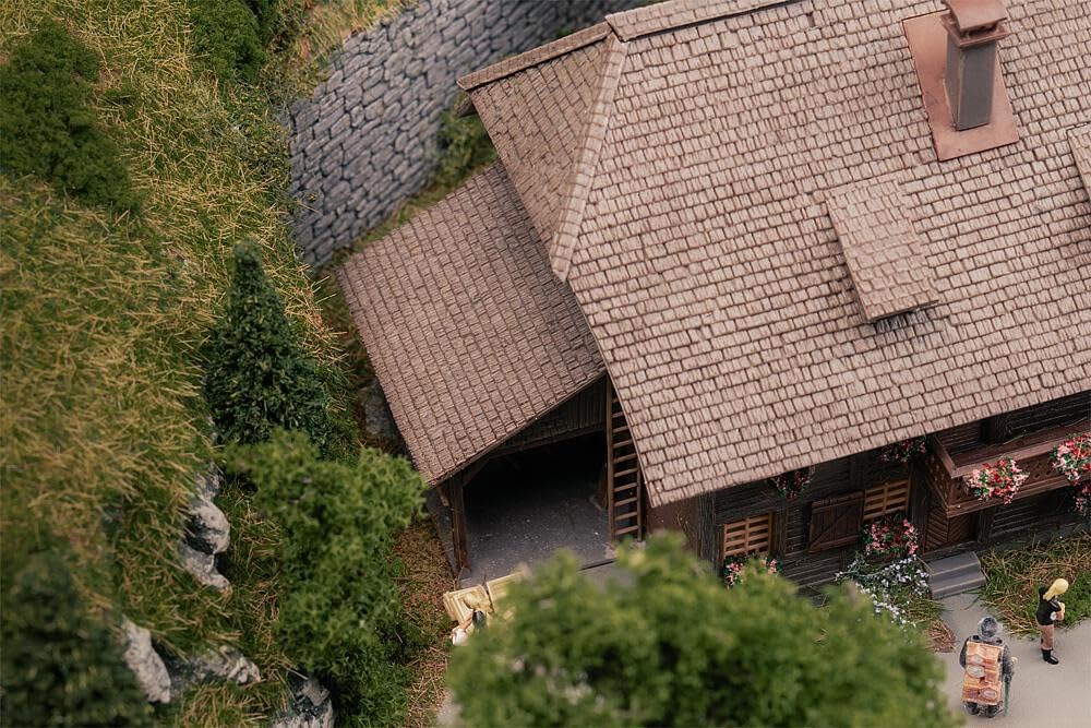 Jubiläumsmodell Uhrenmacherhaus mit Figur