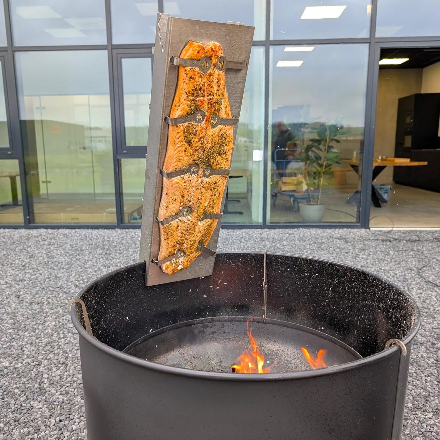 Flammlachsbrett aus Edelstahl, Grillrost.com Flammlachshalter
