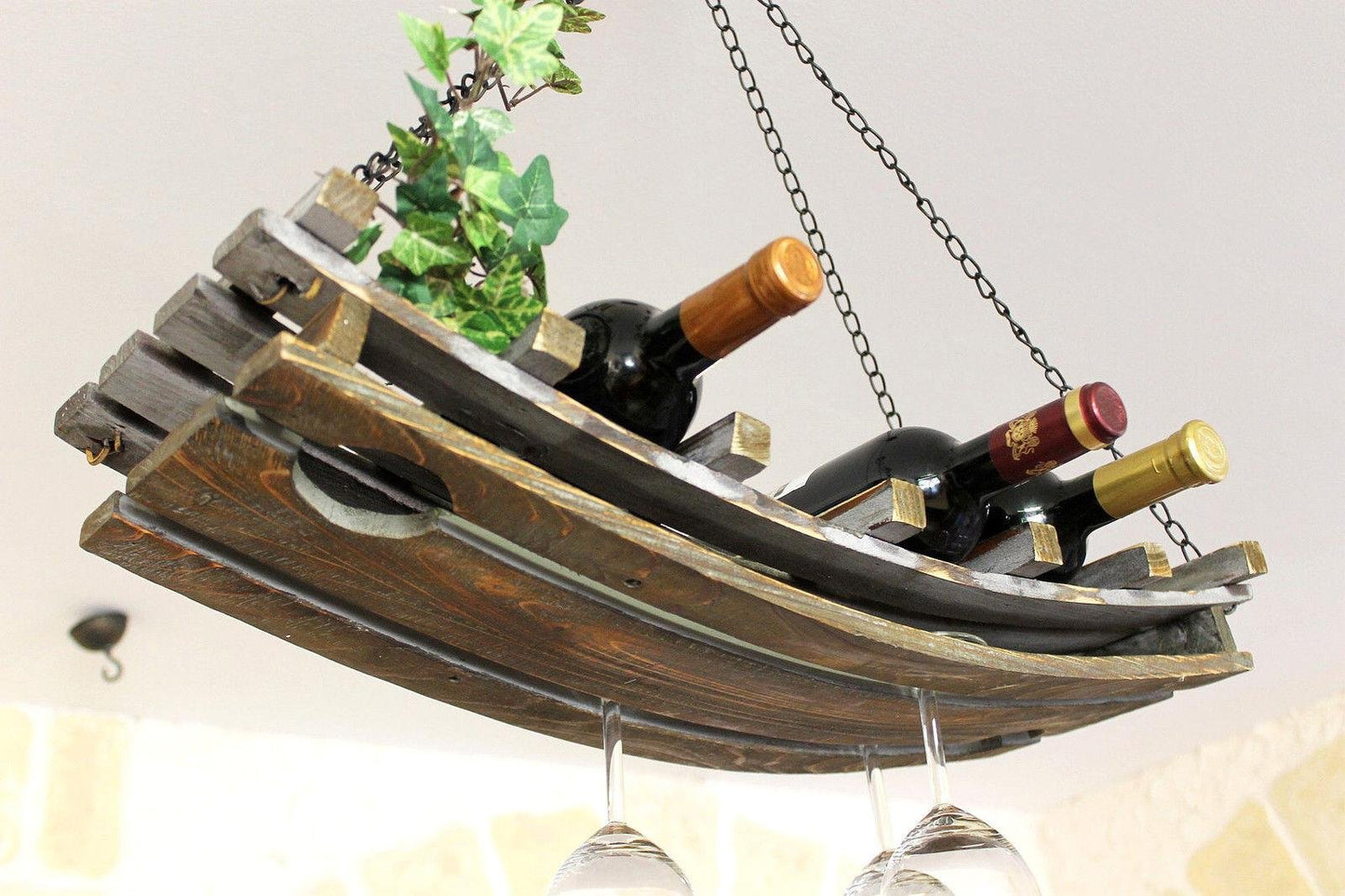 Weinregal mit Glashalter für die Deckenmontage