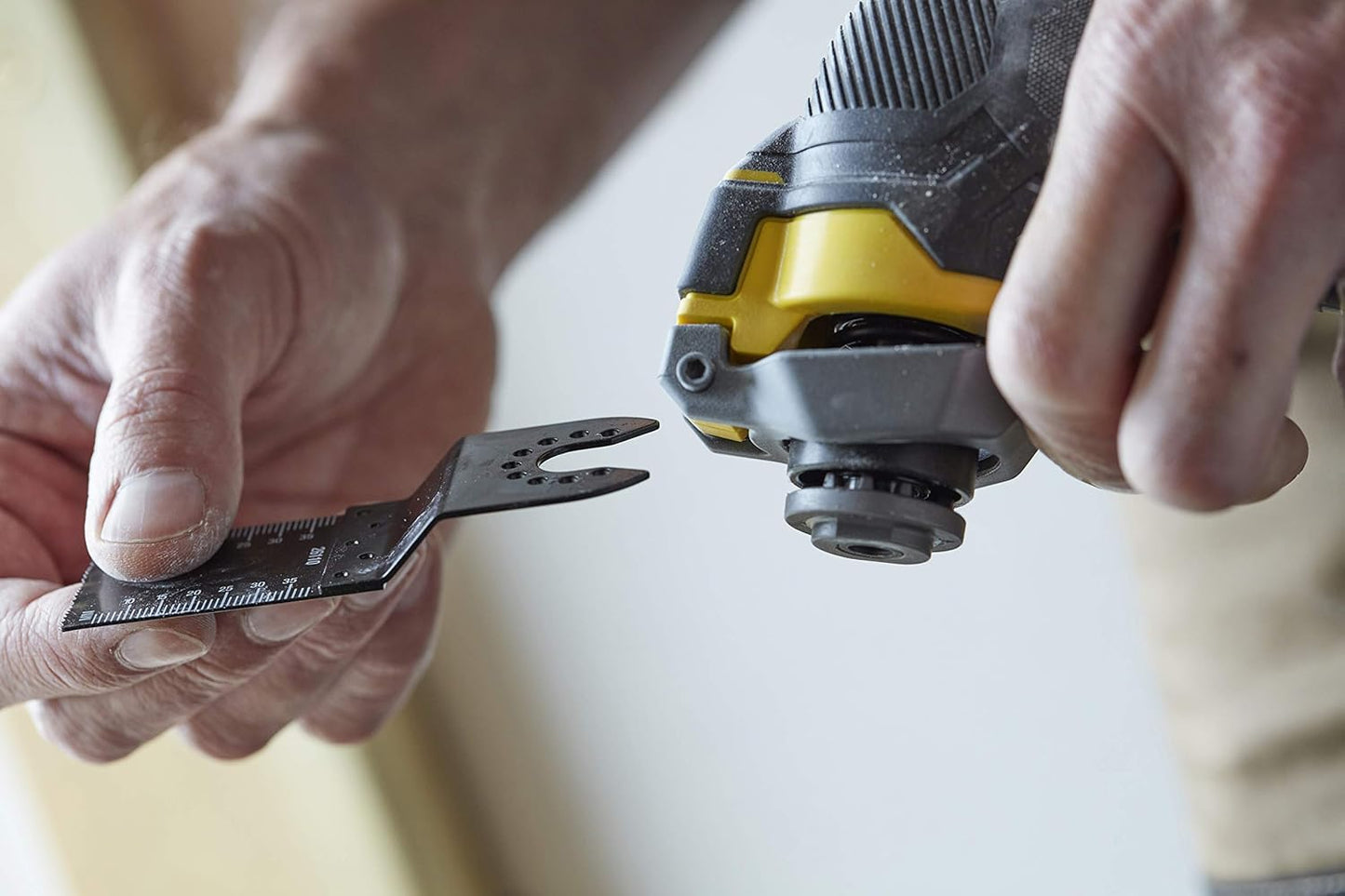 Multifunktionswerkzeug FatMax mit 20-teiligem Zubehör, SFMCE500B-XJ