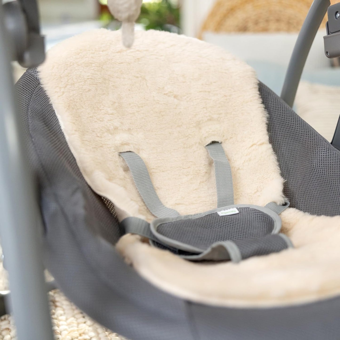 Babyschaukel & Wippe mit Musik und Spielbogen, Lammwolle Wesley