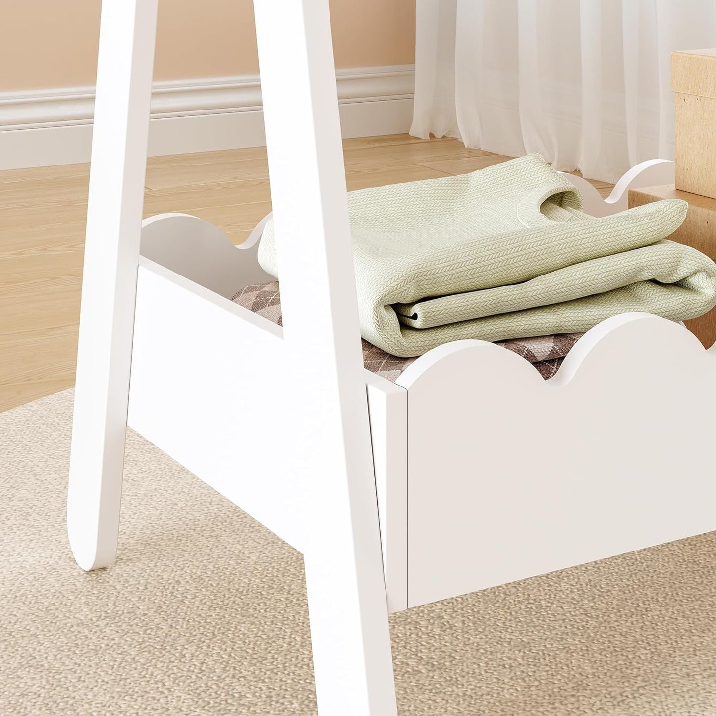 Kindergarderobe Vestness, Weiss