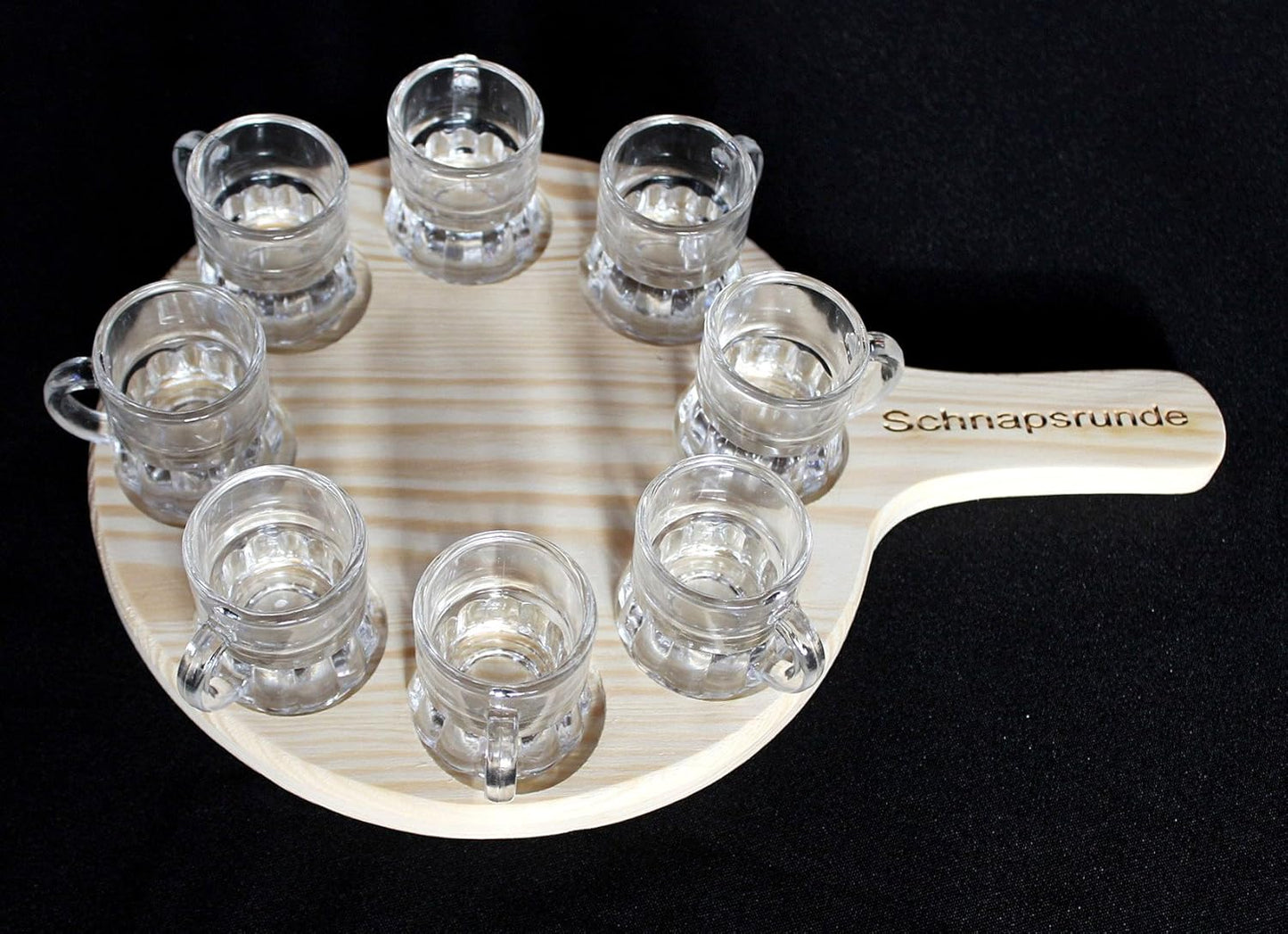 Schnapsrunde mit 8 Gläsern