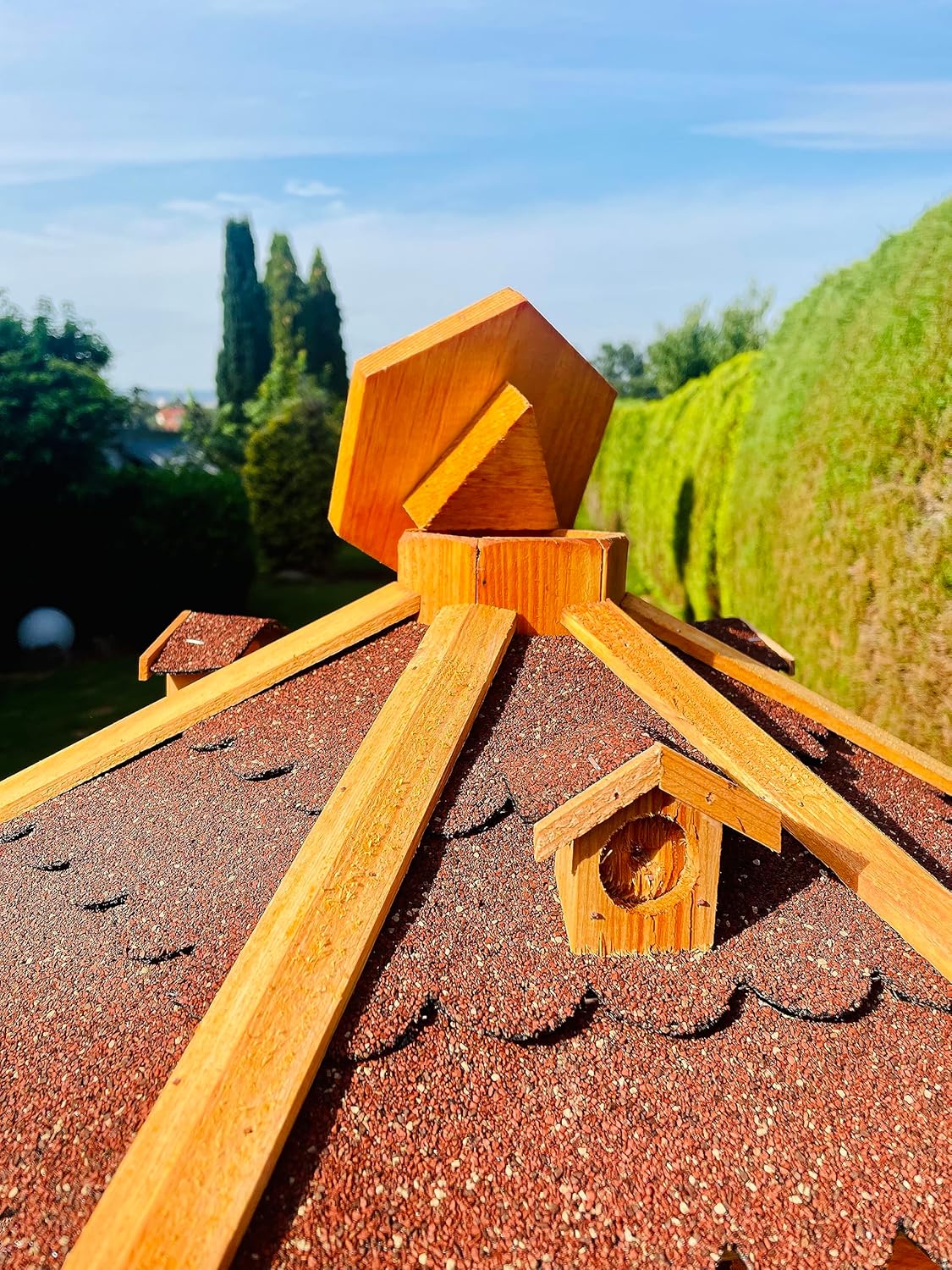 Wetterfestes Futterhaus mit Ständer, Größe XL mit Ständer Rot - Braun