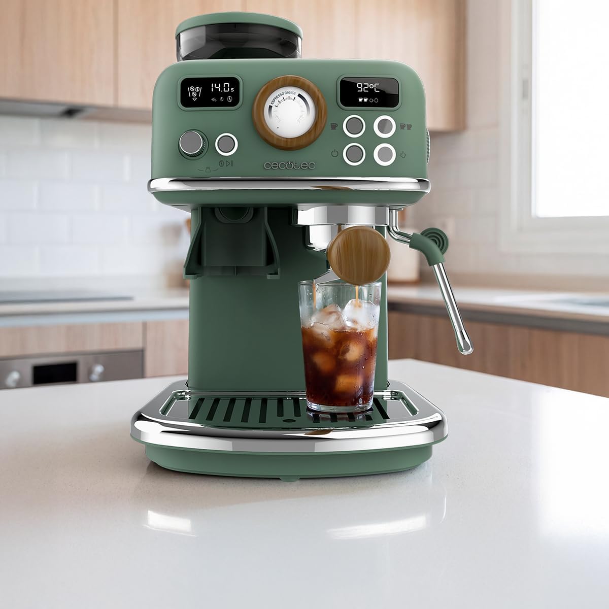Espressomaschine mit Mahlwerk und Milchschäumer