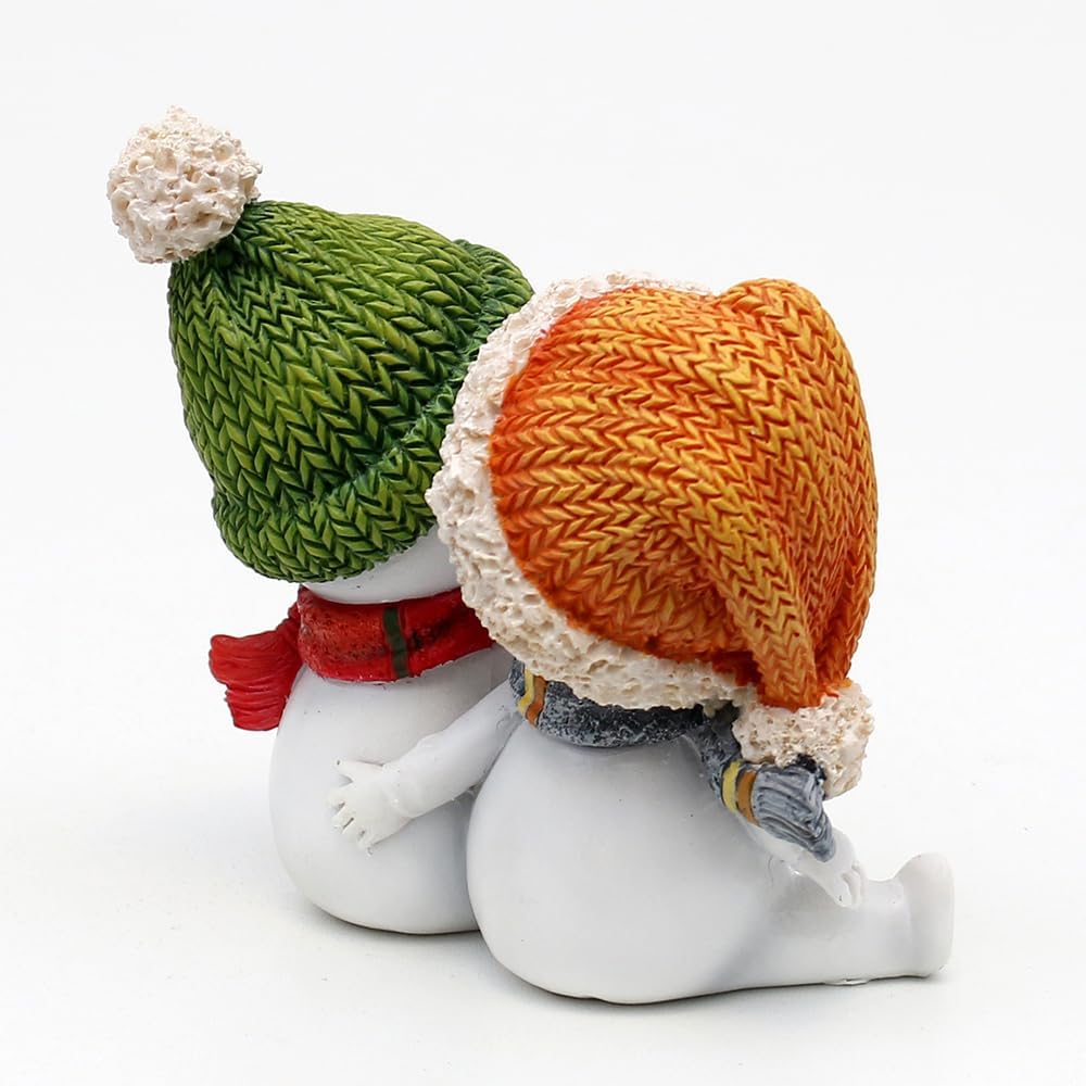 Schneekinderpaar mit Mütze und Schal, Kuss