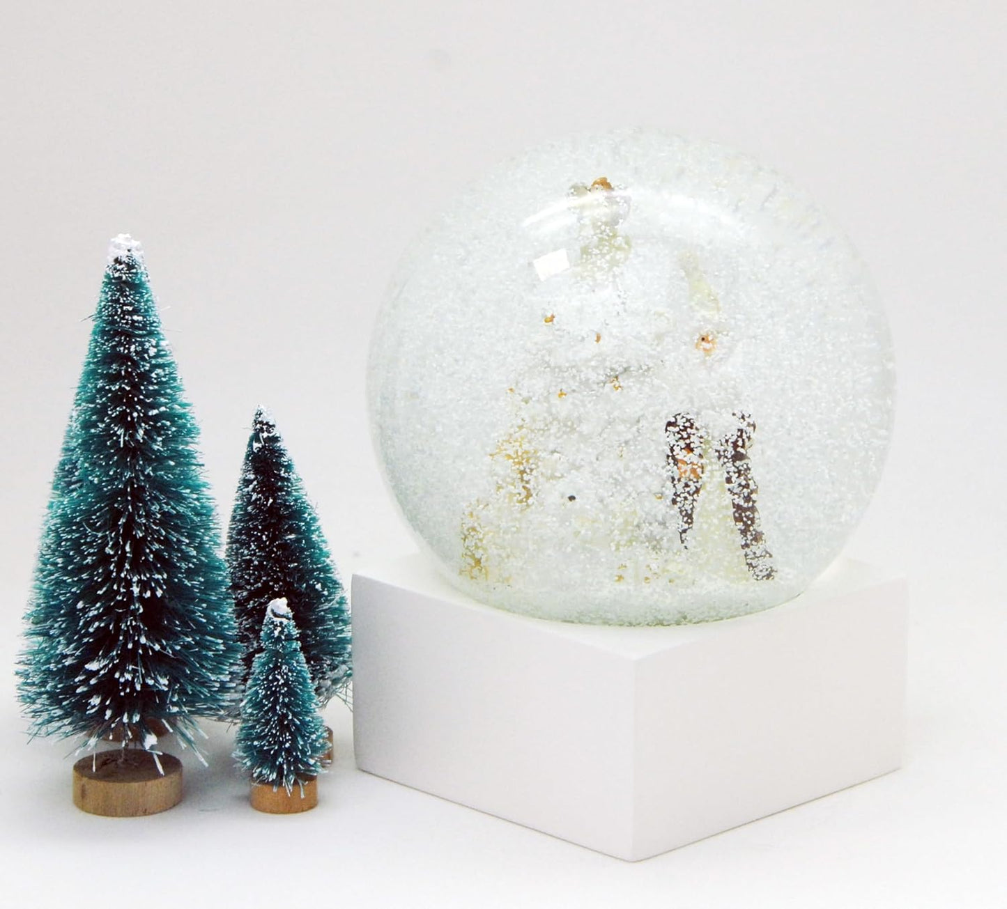 Schneekugel Glamour Santa mit Weihnachtsbaum