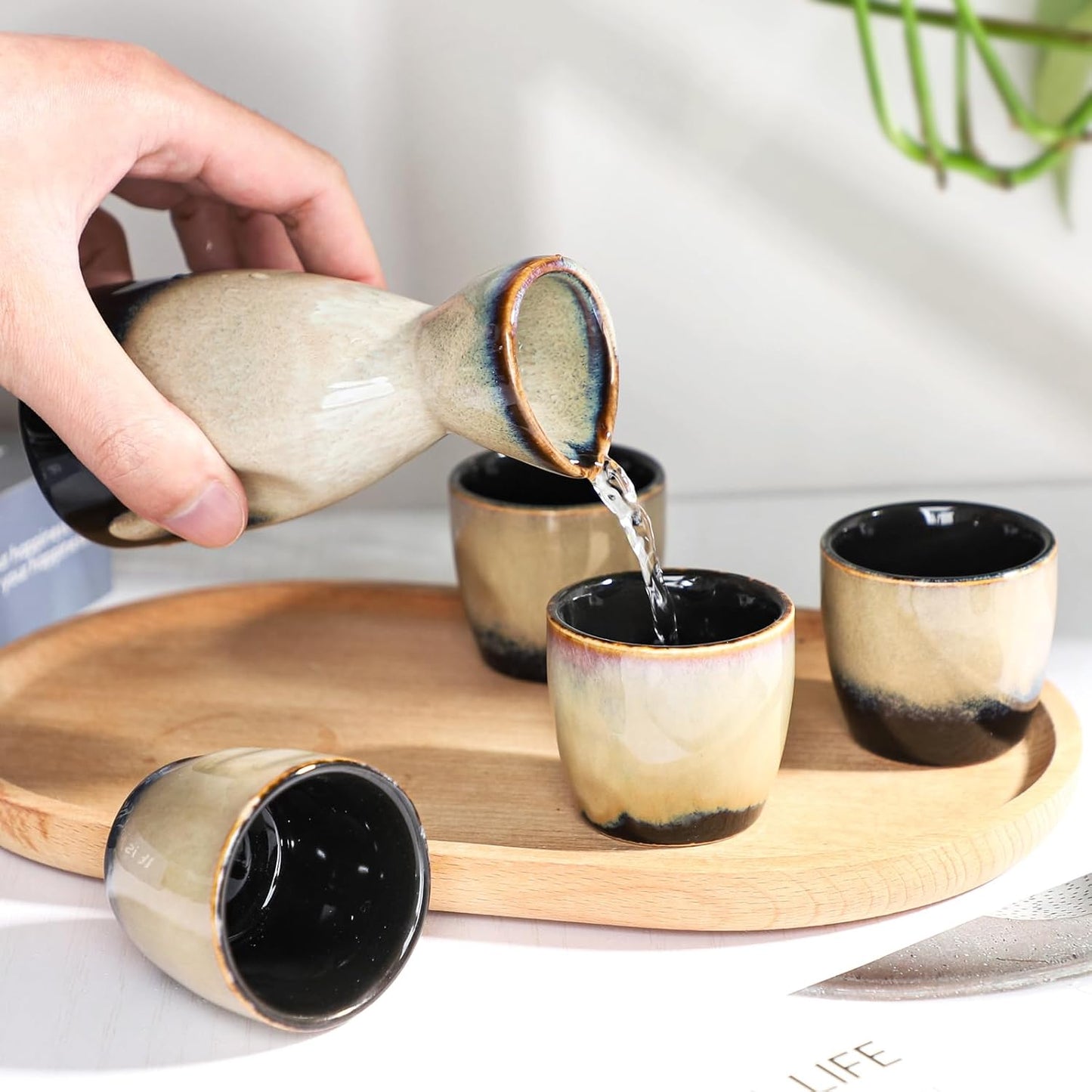 Sake-Set mit 4 Bechern und Wärmer, Gelb Schwarz