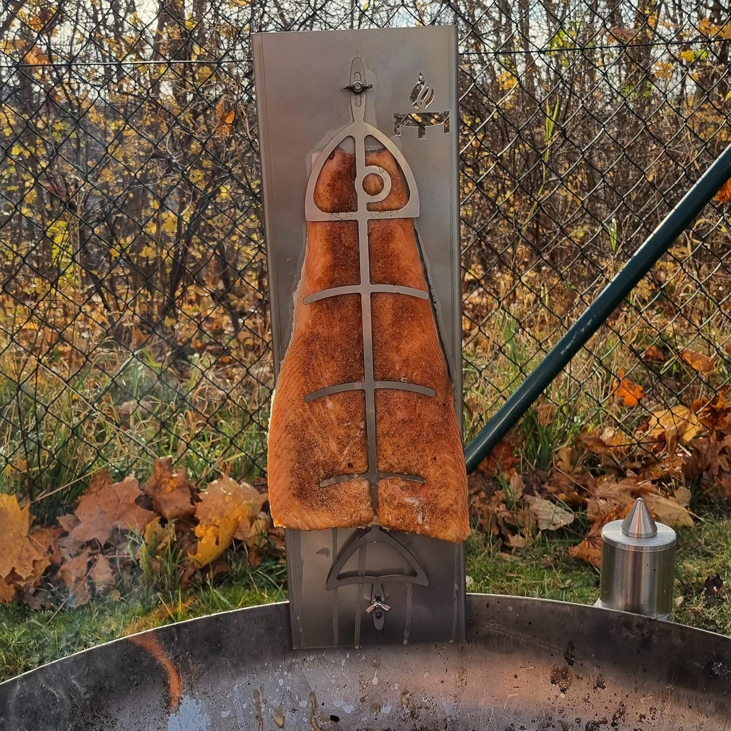 Flammlachsbrett mit Wendefunktion für Grill & Feuerschale