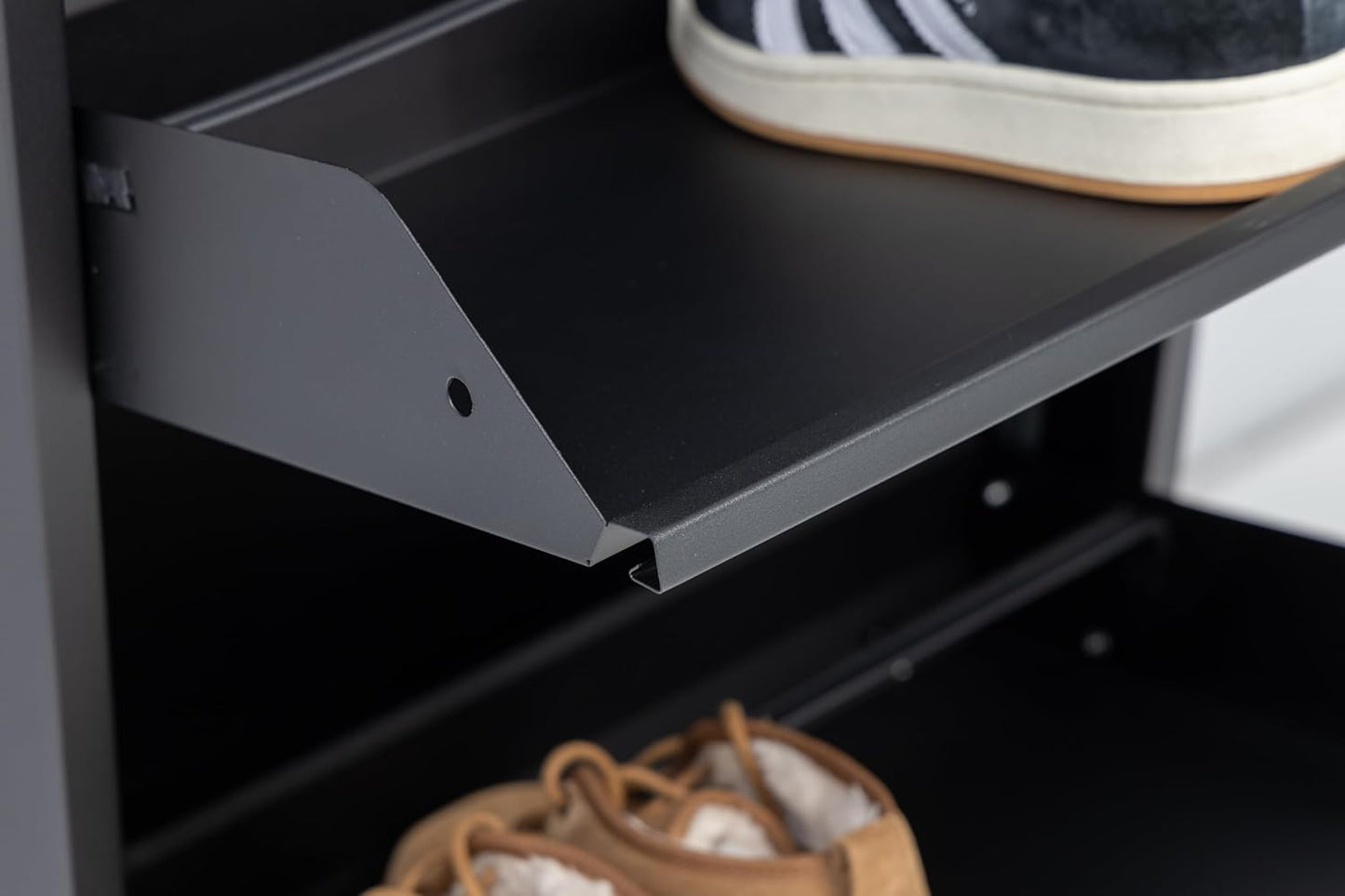 Schmaler Metall-Schuhschrank mit Magnetklappen, 2 Klappen Schwarz