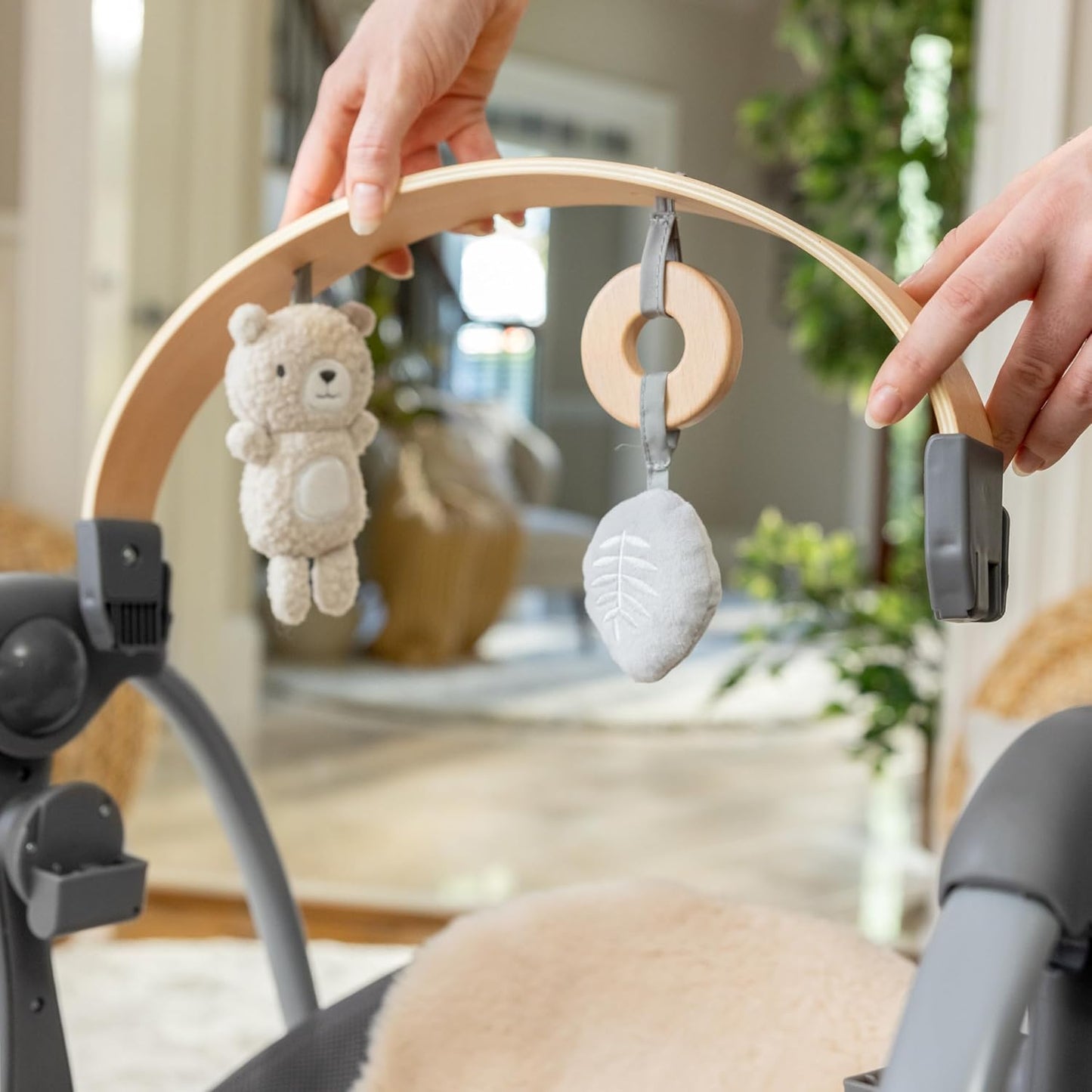 Babyschaukel & Wippe mit Musik und Spielbogen, Lammwolle Wesley