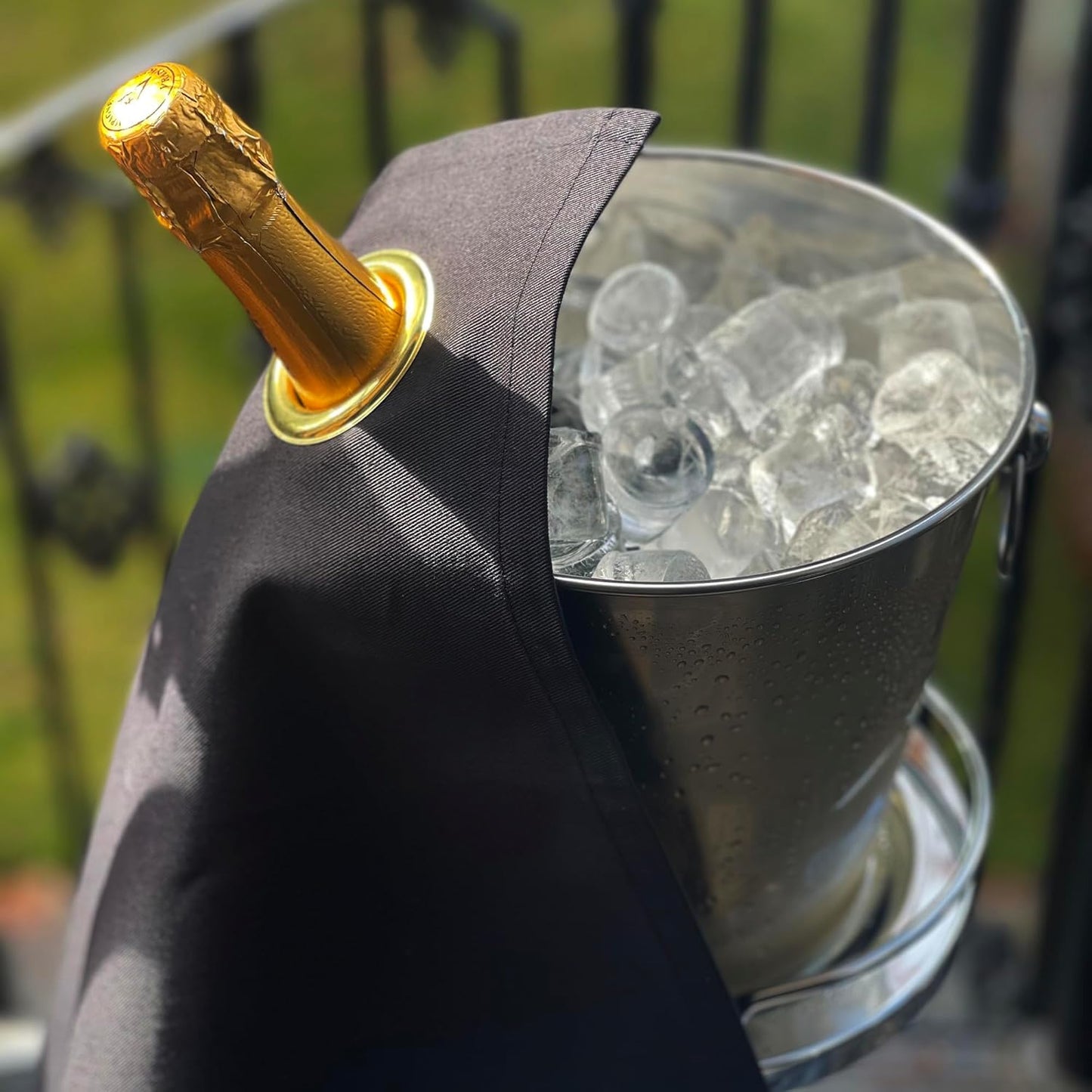 Flaschentuch CL-42 mit Metallring für Eiskübel, Schwarz mit Goldenem Metallring 1 Stück