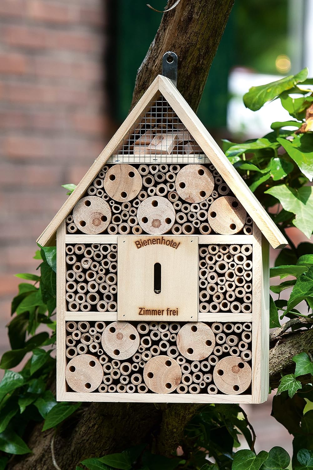 Insektenhotel und Nistkasten