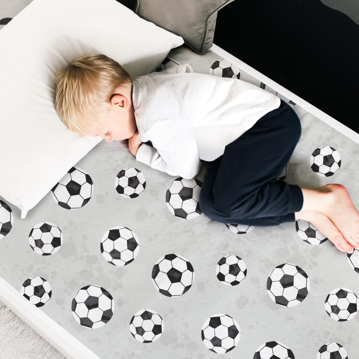 Wasserdichte Bettunterlage für Kinderbetten, Fussball - Klein (Bis 90cm Breite) 1er-Pack