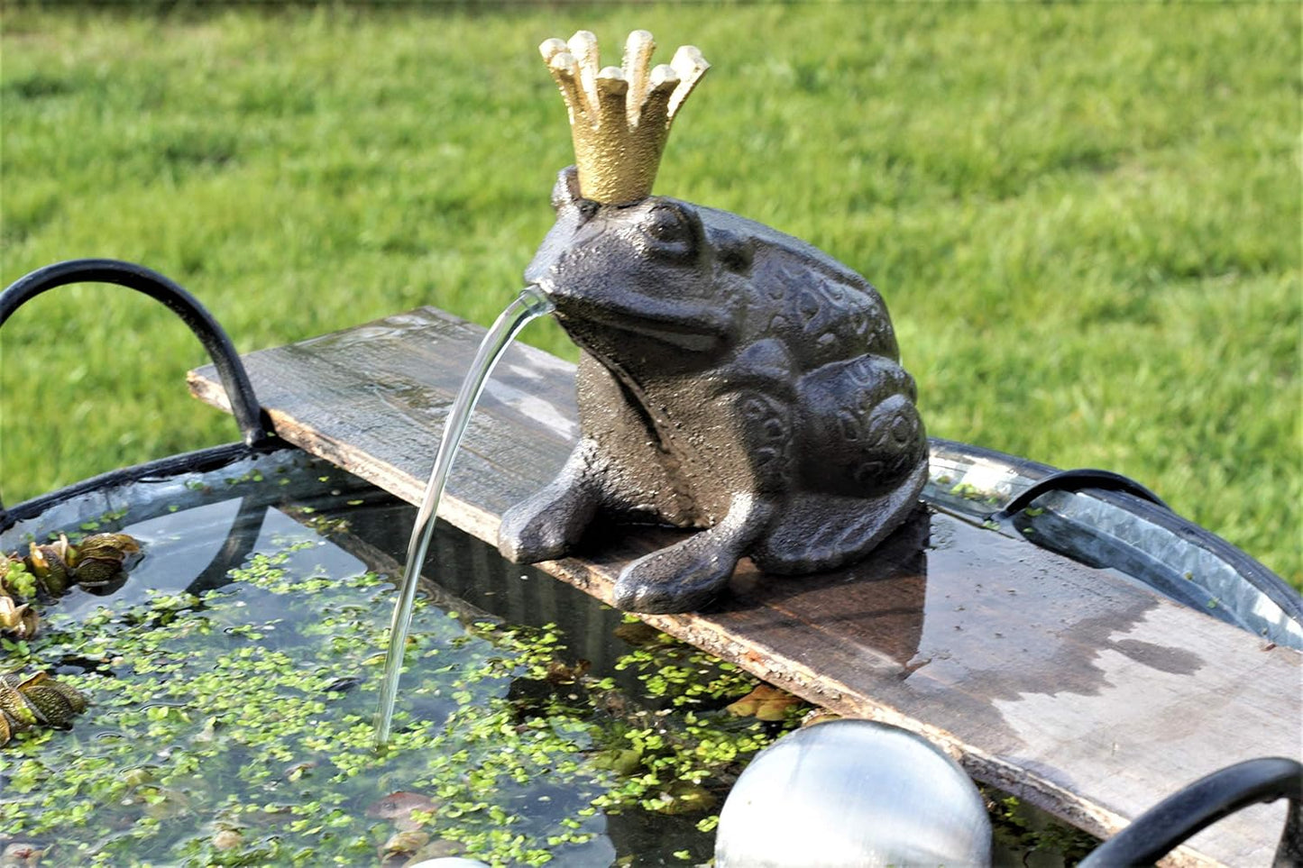Wasserspeier Froschkönig mit Solarpumpe
