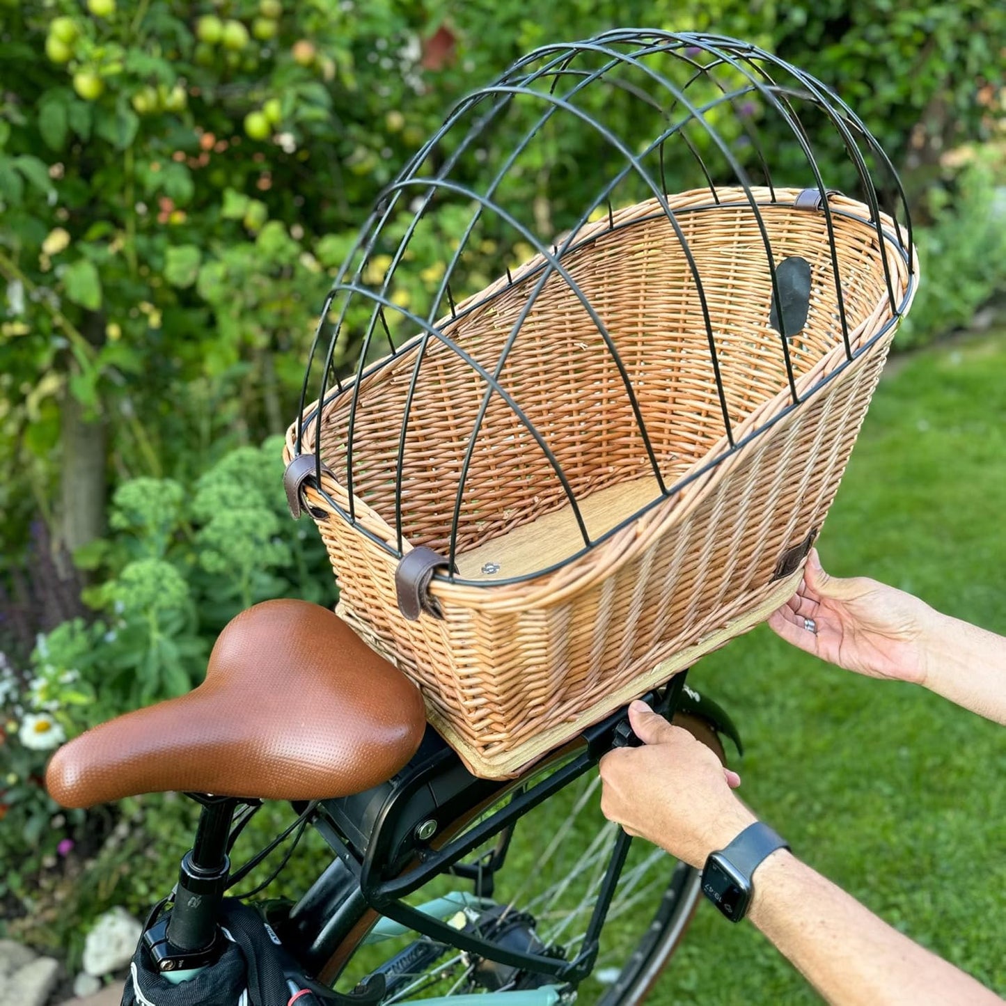 Hundefahrradkorb mit Gitterabdeckung und Kissen, braun