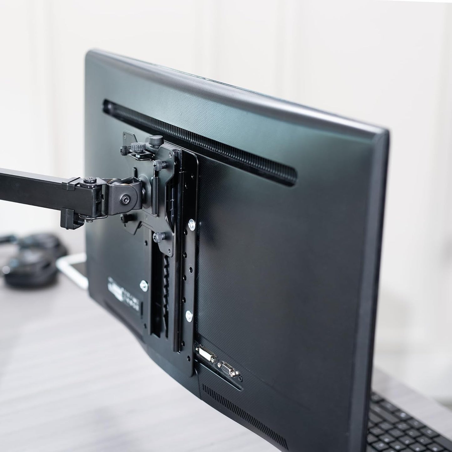 Höhenverstellbarer VESA-Adapter für 13-27 Zoll Monitore, schwarz