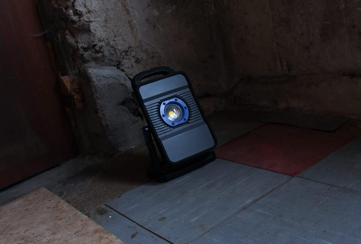 Akkubetriebener LED-Baustrahler mit Powerbank-Funktion, A2