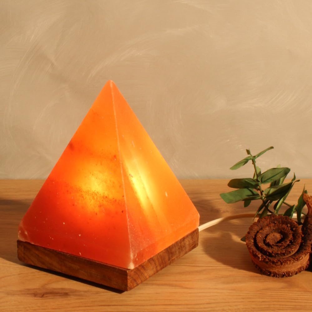 Salzkristall-Pyramide mit Holzsockel